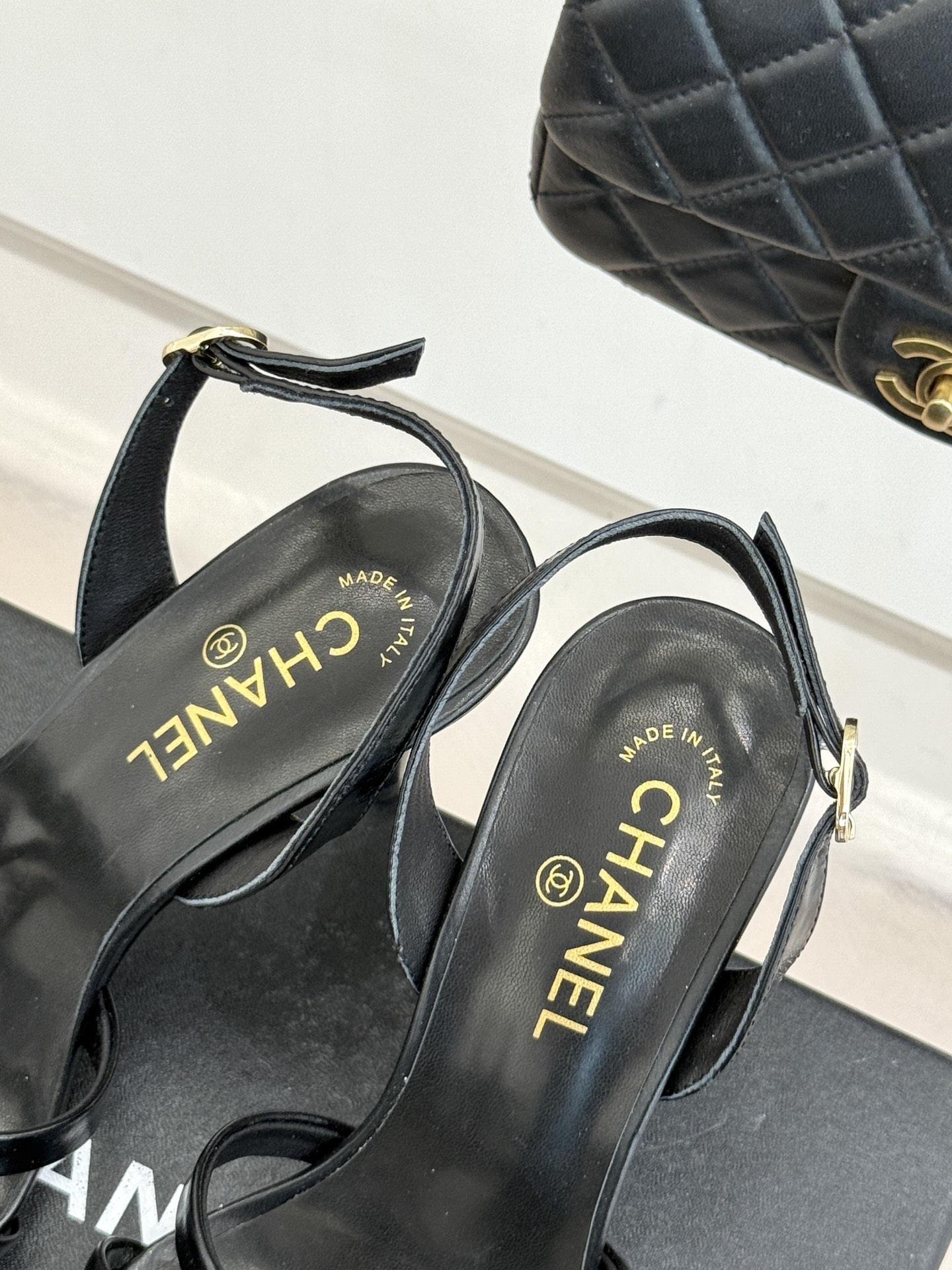 CHANE*｜小香经典金属双C细带高跟凉鞋以极简线条诠释法式经典。纤细系带勾勒脚踝柔美曲线标志性金属双C