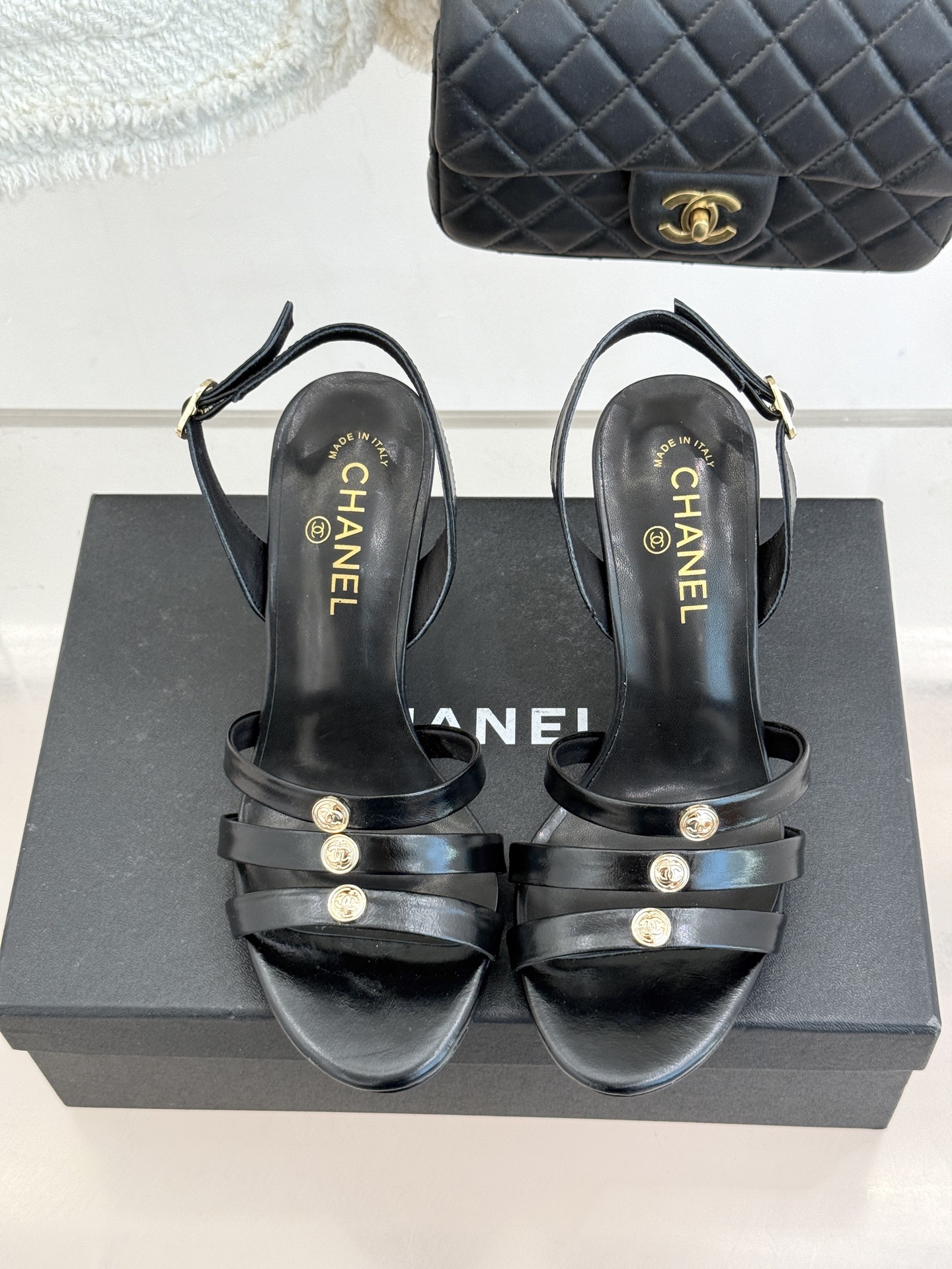 CHANE*｜小香经典金属双C细带高跟凉鞋以极简线条诠释法式经典。纤细系带勾勒脚踝柔美曲线标志性金属双C