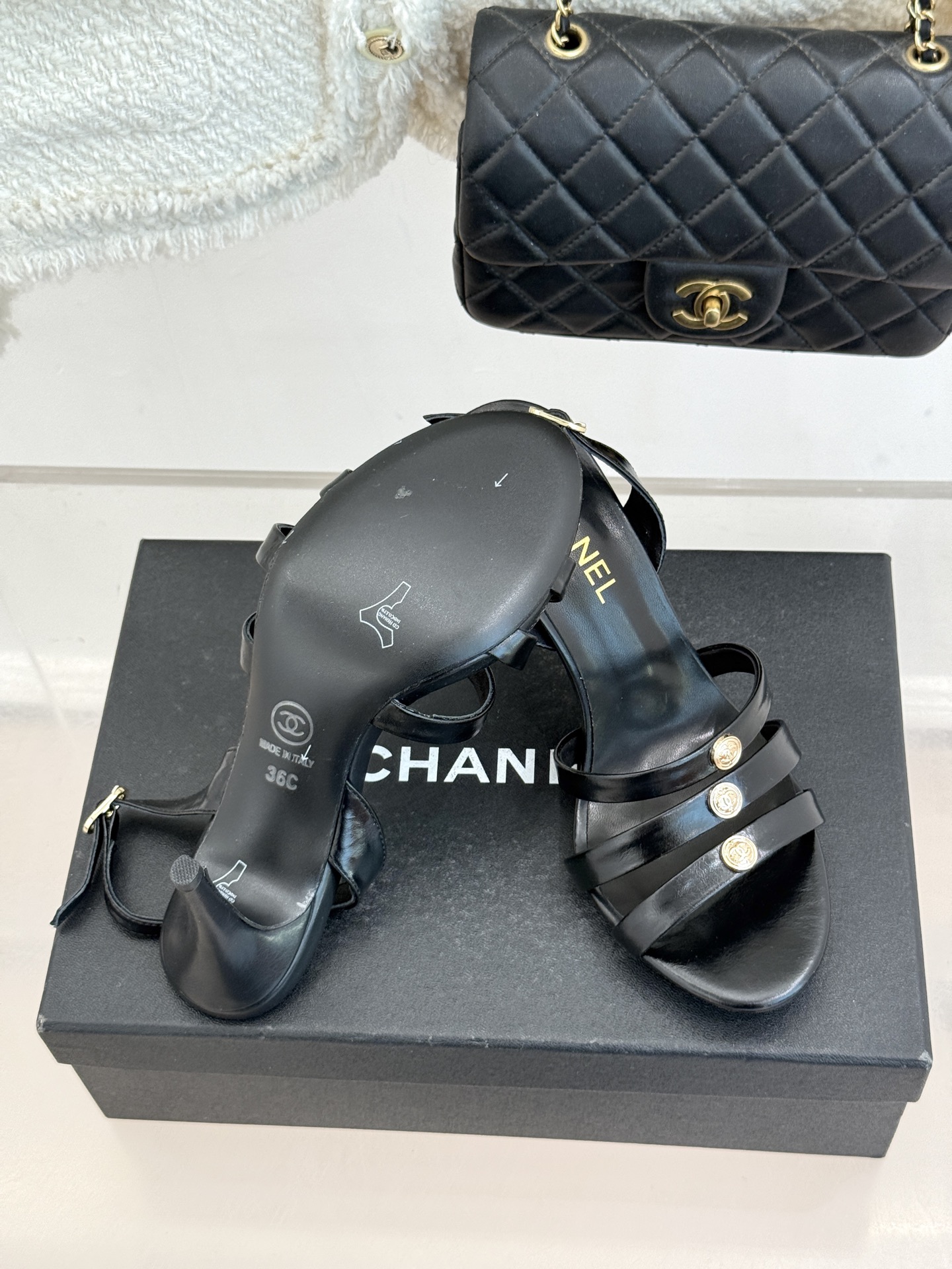 CHANE*｜小香经典金属双C细带高跟凉鞋以极简线条诠释法式经典。纤细系带勾勒脚踝柔美曲线标志性金属双C