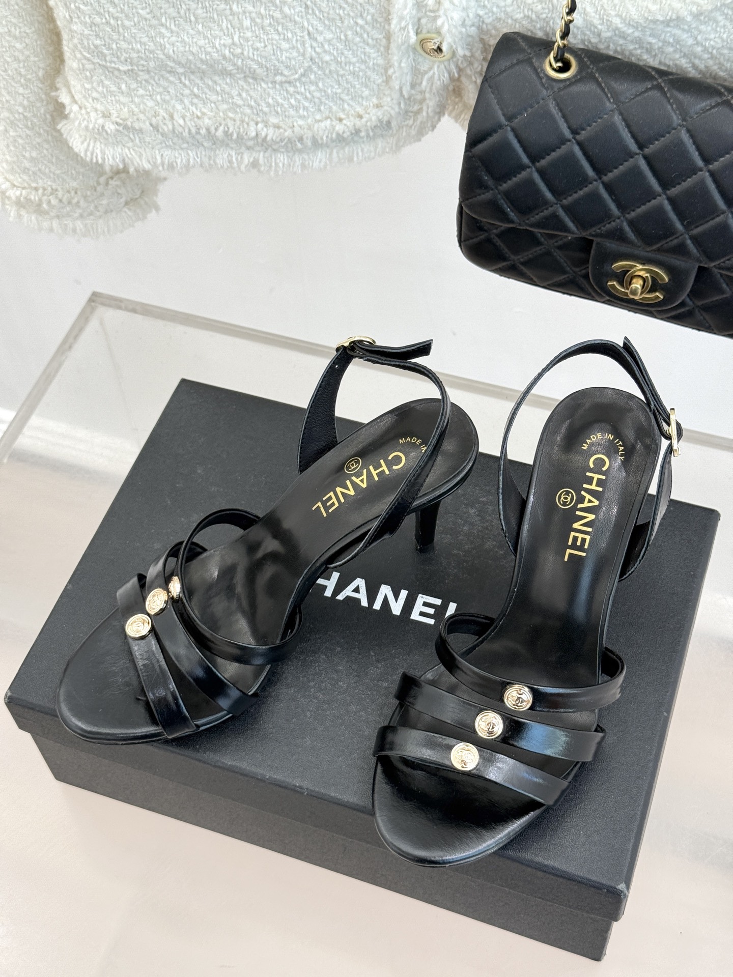 CHANE*｜小香经典金属双C细带高跟凉鞋以极简线条诠释法式经典。纤细系带勾勒脚踝柔美曲线标志性金属双C