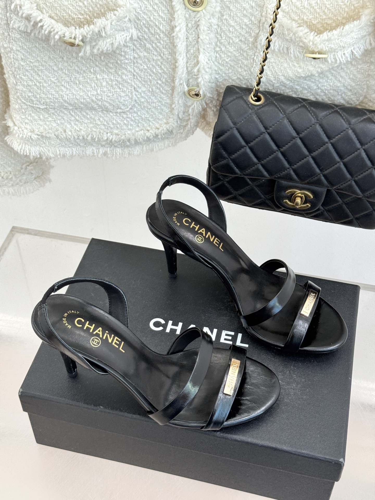 CHANE*｜小香经典金属双C细带高跟凉鞋以极简线条诠释法式经典。纤细系带勾勒脚踝柔美曲线标志性金属双C