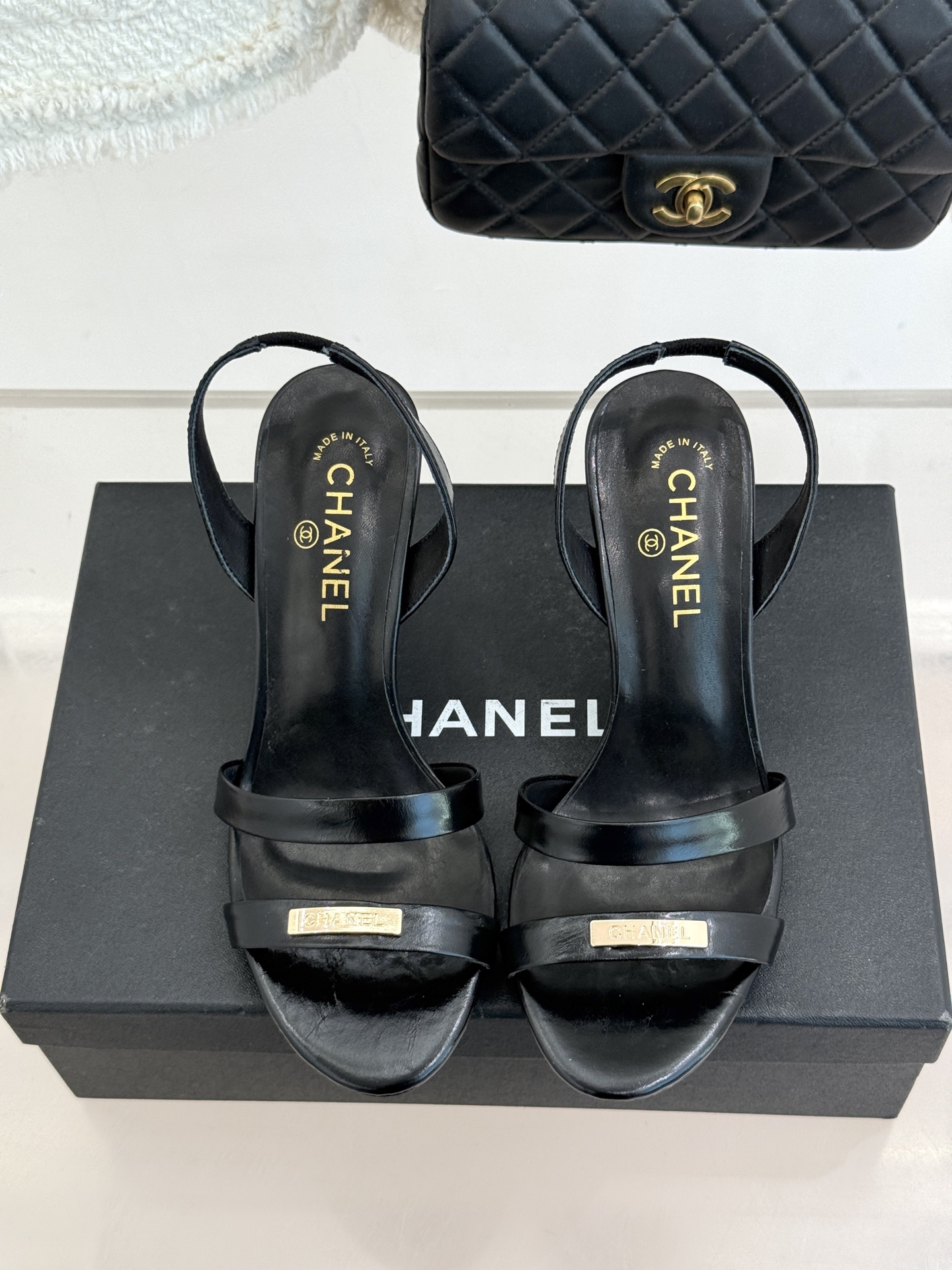 CHANE*｜小香经典金属双C细带高跟凉鞋以极简线条诠释法式经典。纤细系带勾勒脚踝柔美曲线标志性金属双C