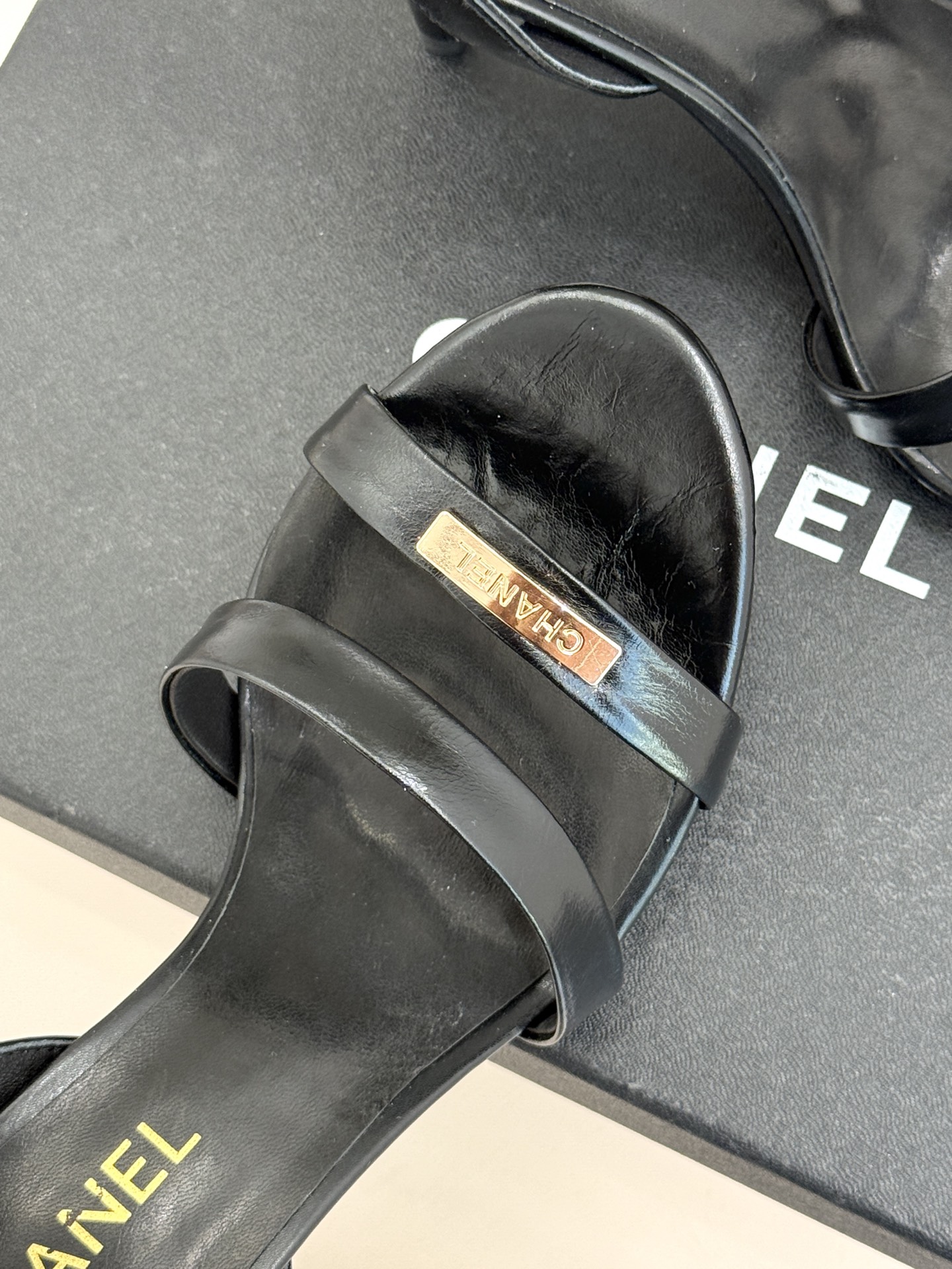 CHANE*｜小香经典金属双C细带高跟凉鞋以极简线条诠释法式经典。纤细系带勾勒脚踝柔美曲线标志性金属双C