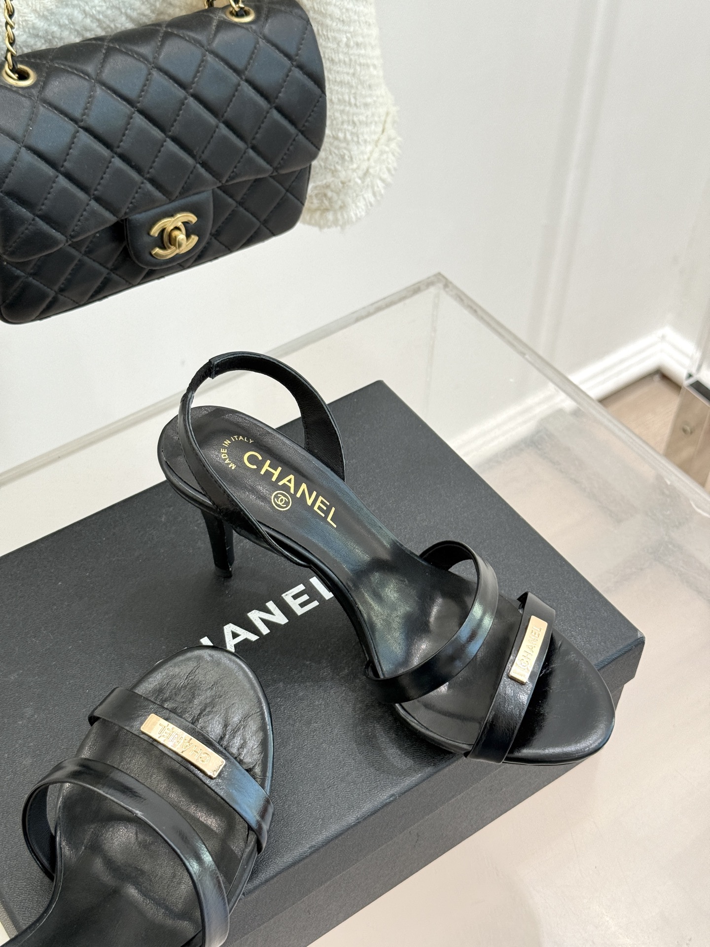 CHANE*｜小香经典金属双C细带高跟凉鞋以极简线条诠释法式经典。纤细系带勾勒脚踝柔美曲线标志性金属双C