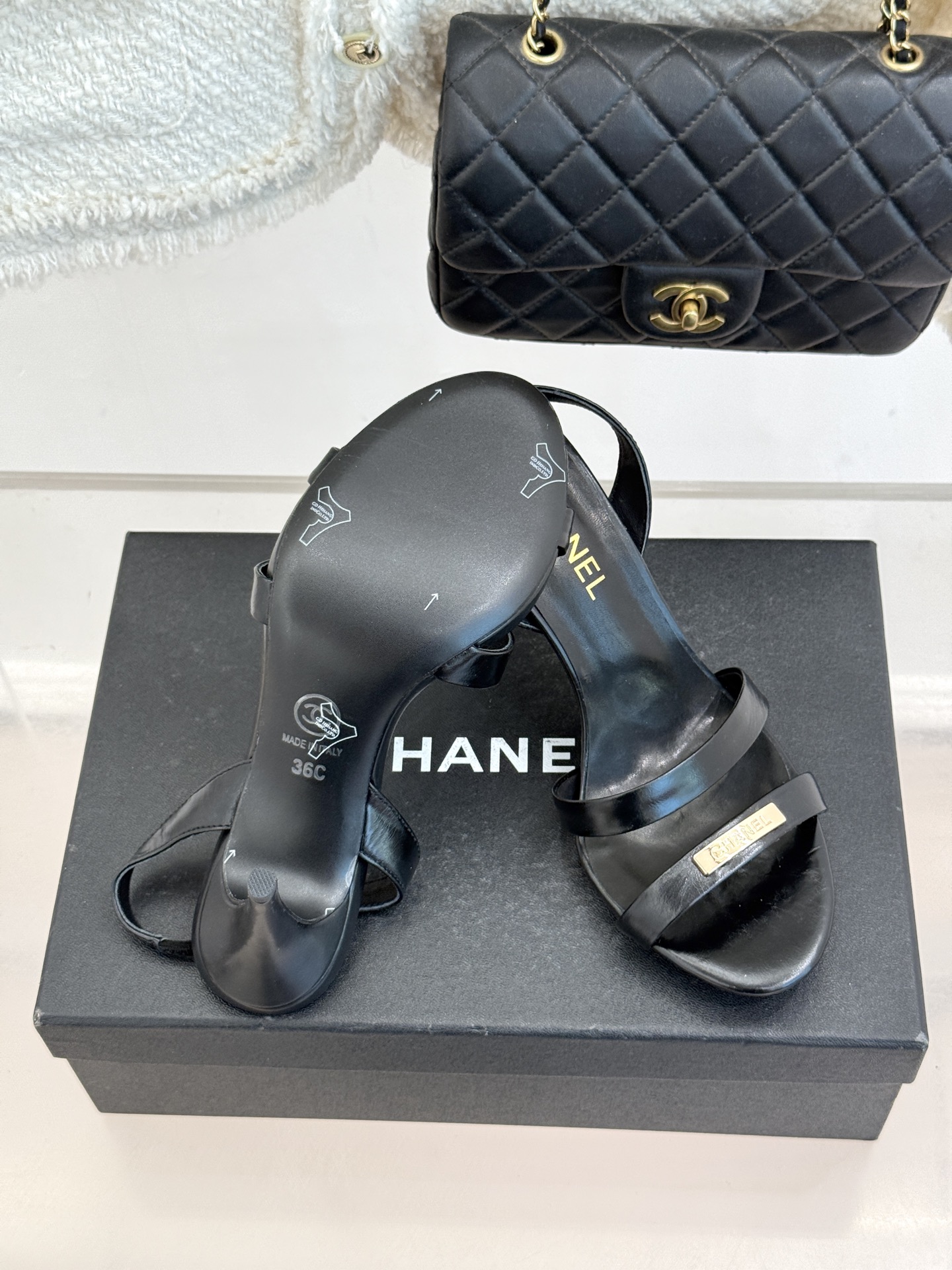 CHANE*｜小香经典金属双C细带高跟凉鞋以极简线条诠释法式经典。纤细系带勾勒脚踝柔美曲线标志性金属双C