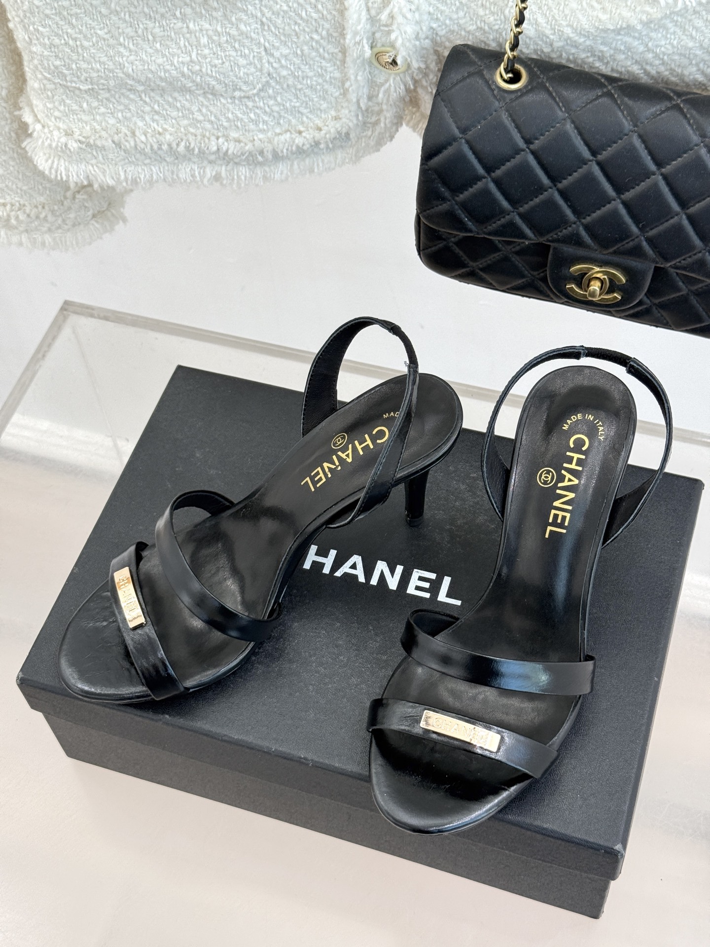 CHANE*｜小香经典金属双C细带高跟凉鞋以极简线条诠释法式经典。纤细系带勾勒脚踝柔美曲线标志性金属双C