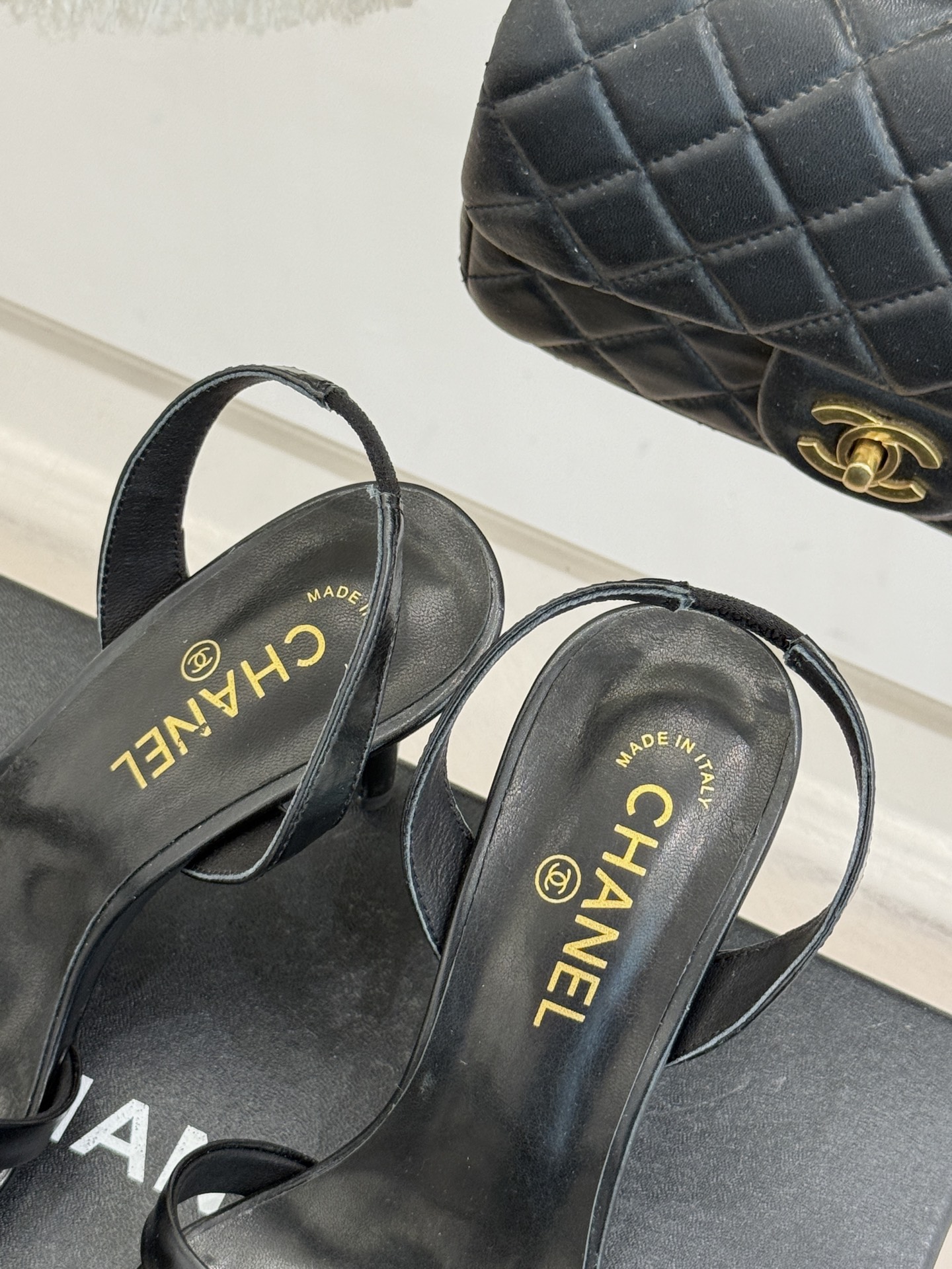 CHANE*｜小香经典金属双C细带高跟凉鞋以极简线条诠释法式经典。纤细系带勾勒脚踝柔美曲线标志性金属双C