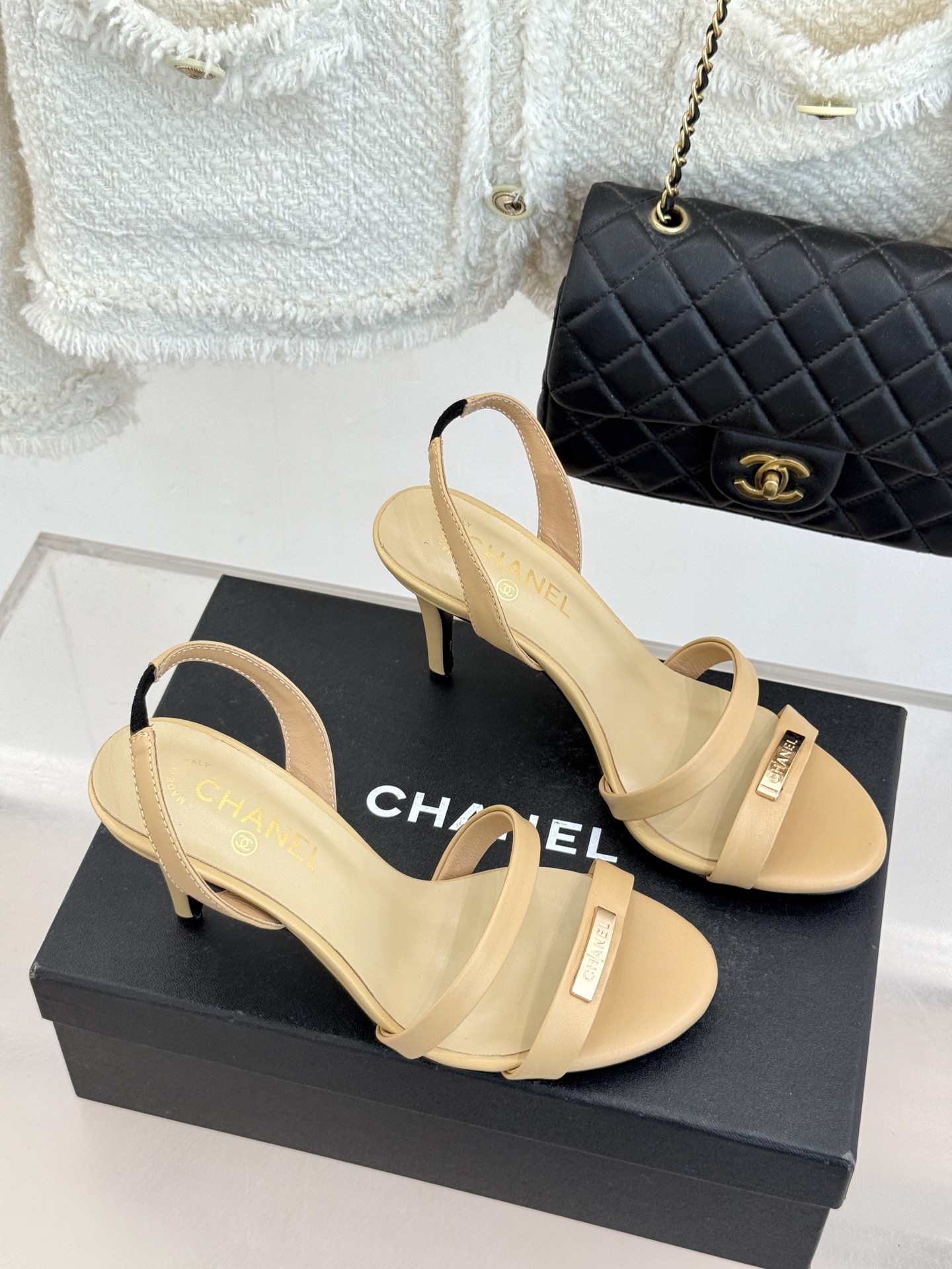 CHANE*｜小香经典金属双C细带高跟凉鞋以极简线条诠释法式经典。纤细系带勾勒脚踝柔美曲线标志性金属双C