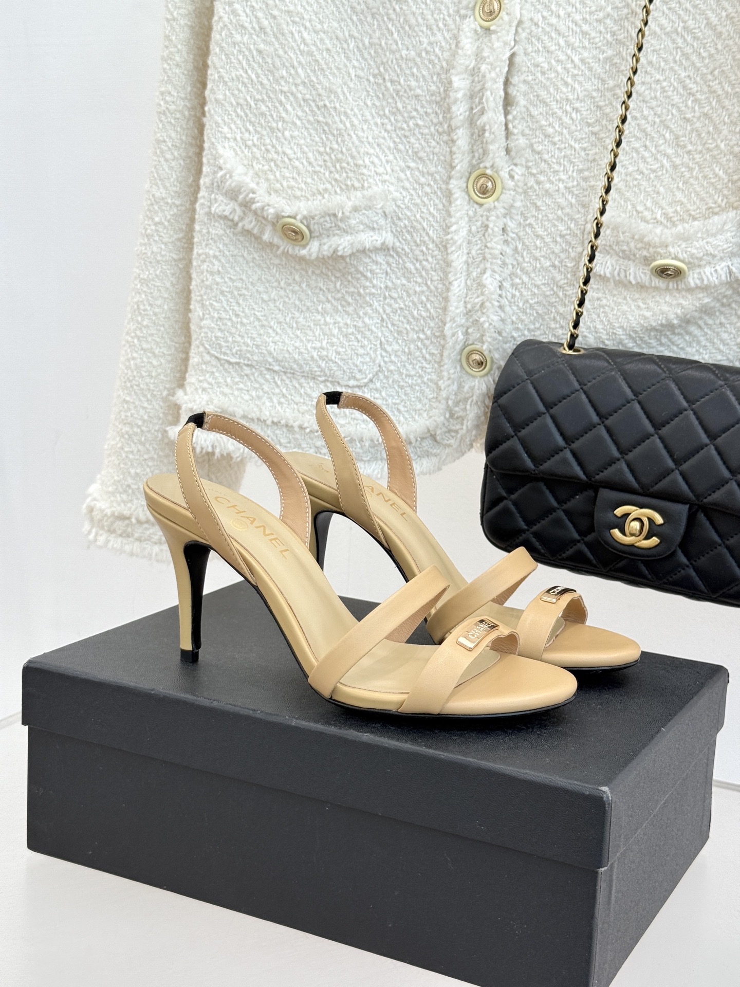 CHANE*｜小香经典金属双C细带高跟凉鞋以极简线条诠释法式经典。纤细系带勾勒脚踝柔美曲线标志性金属双C