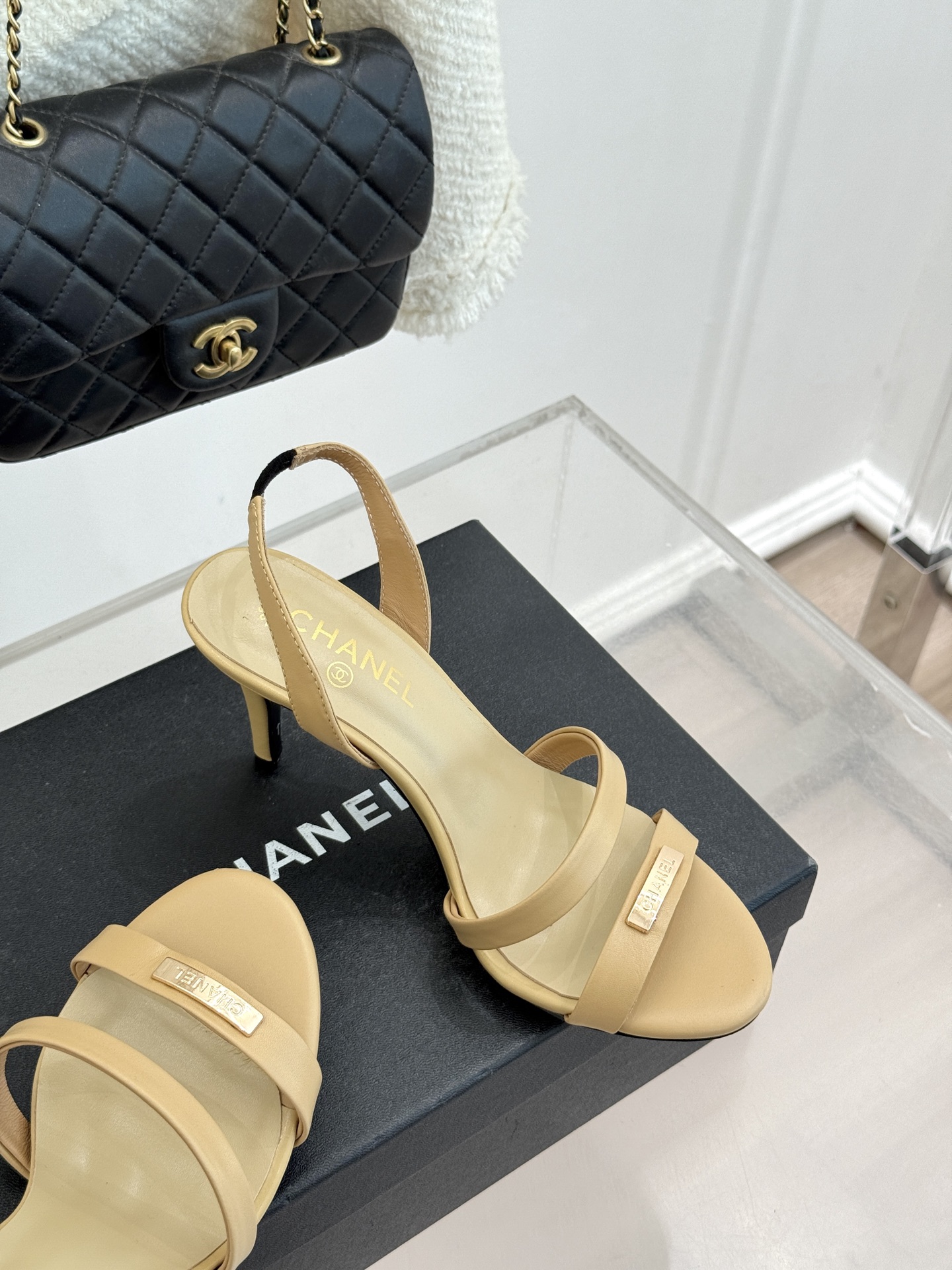 CHANE*｜小香经典金属双C细带高跟凉鞋以极简线条诠释法式经典。纤细系带勾勒脚踝柔美曲线标志性金属双C