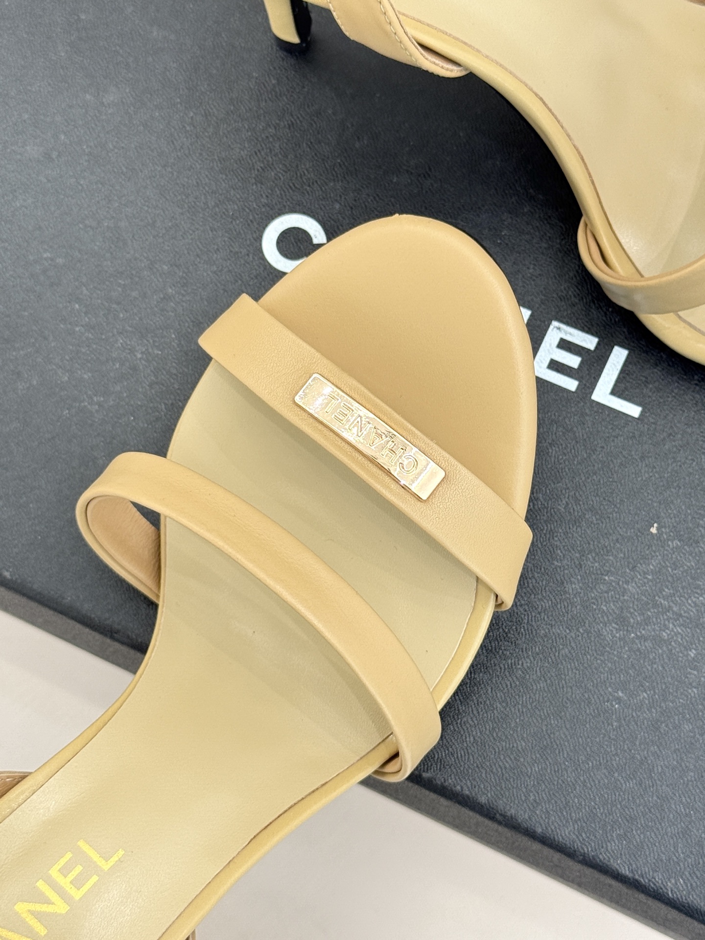 CHANE*｜小香经典金属双C细带高跟凉鞋以极简线条诠释法式经典。纤细系带勾勒脚踝柔美曲线标志性金属双C