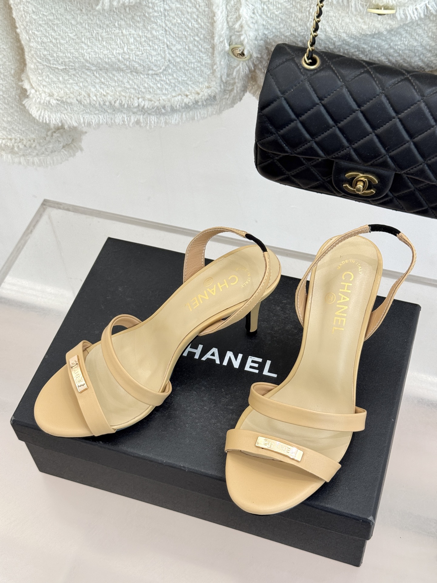 CHANE*｜小香经典金属双C细带高跟凉鞋以极简线条诠释法式经典。纤细系带勾勒脚踝柔美曲线标志性金属双C