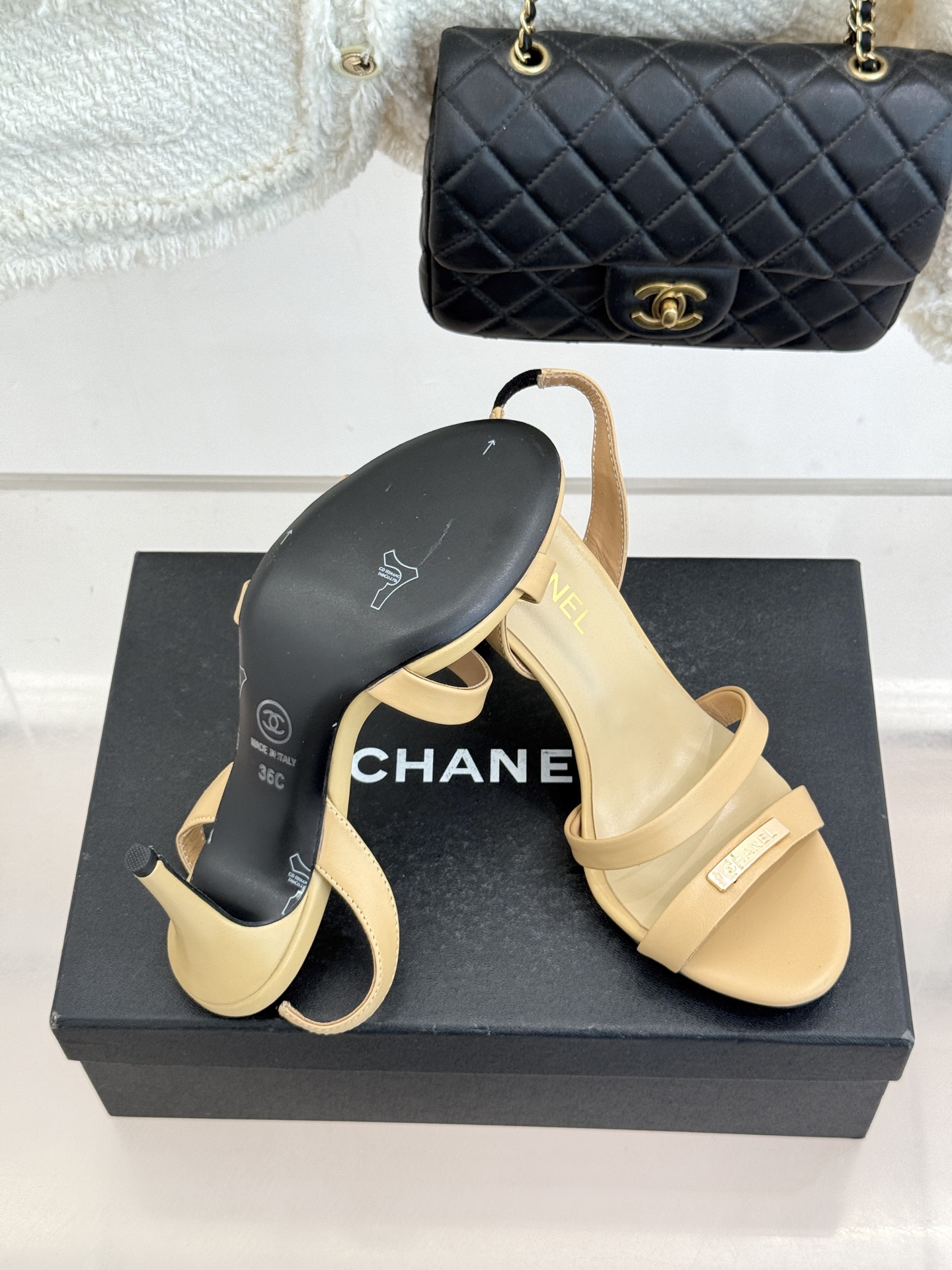 CHANE*｜小香经典金属双C细带高跟凉鞋以极简线条诠释法式经典。纤细系带勾勒脚踝柔美曲线标志性金属双C