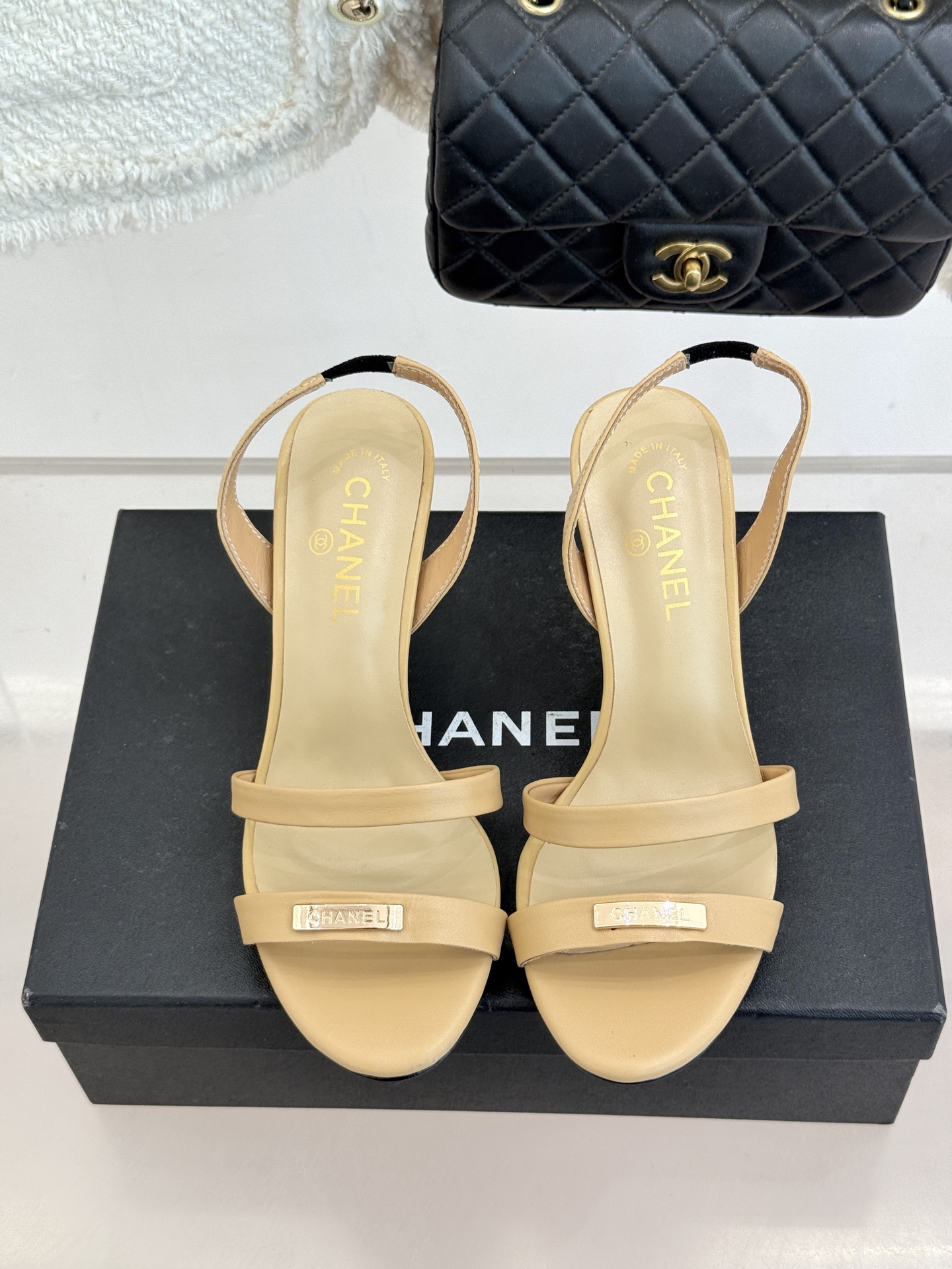 CHANE*｜小香经典金属双C细带高跟凉鞋以极简线条诠释法式经典。纤细系带勾勒脚踝柔美曲线标志性金属双C