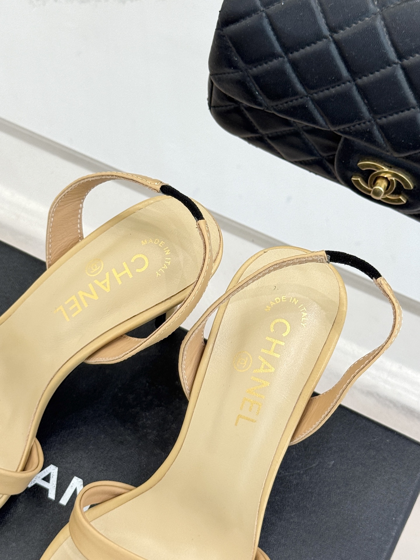 CHANE*｜小香经典金属双C细带高跟凉鞋以极简线条诠释法式经典。纤细系带勾勒脚踝柔美曲线标志性金属双C