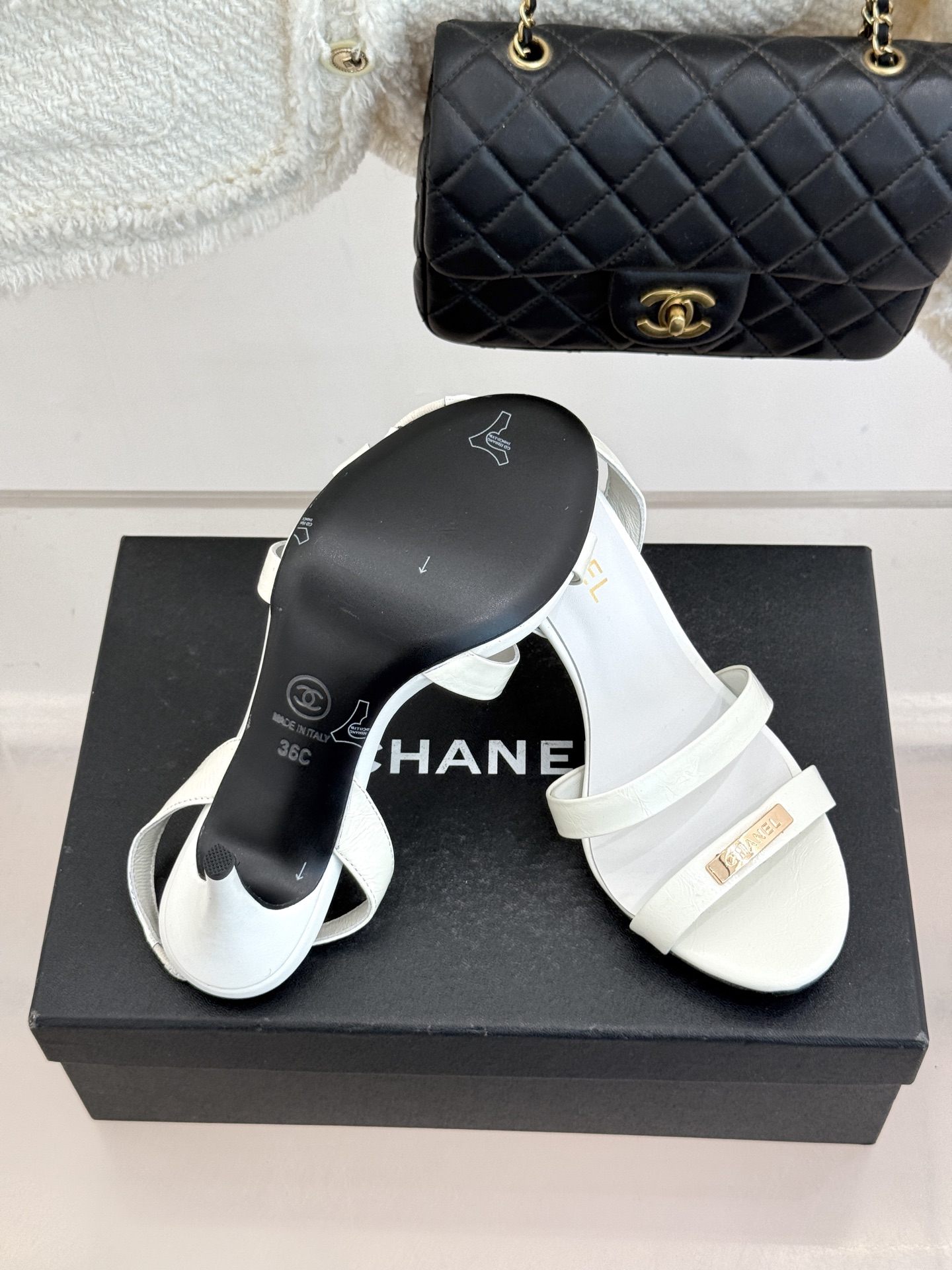 CHANE*｜小香经典金属双C细带高跟凉鞋以极简线条诠释法式经典。纤细系带勾勒脚踝柔美曲线标志性金属双C