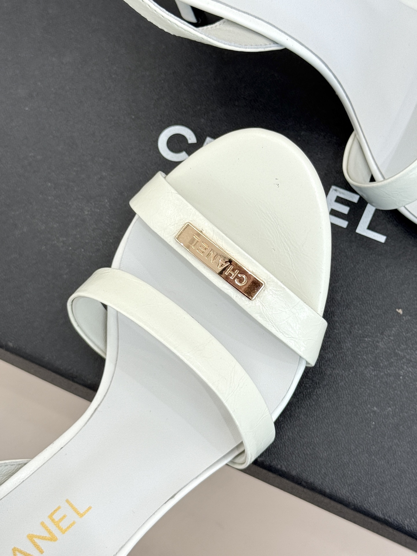 CHANE*｜小香经典金属双C细带高跟凉鞋以极简线条诠释法式经典。纤细系带勾勒脚踝柔美曲线标志性金属双C