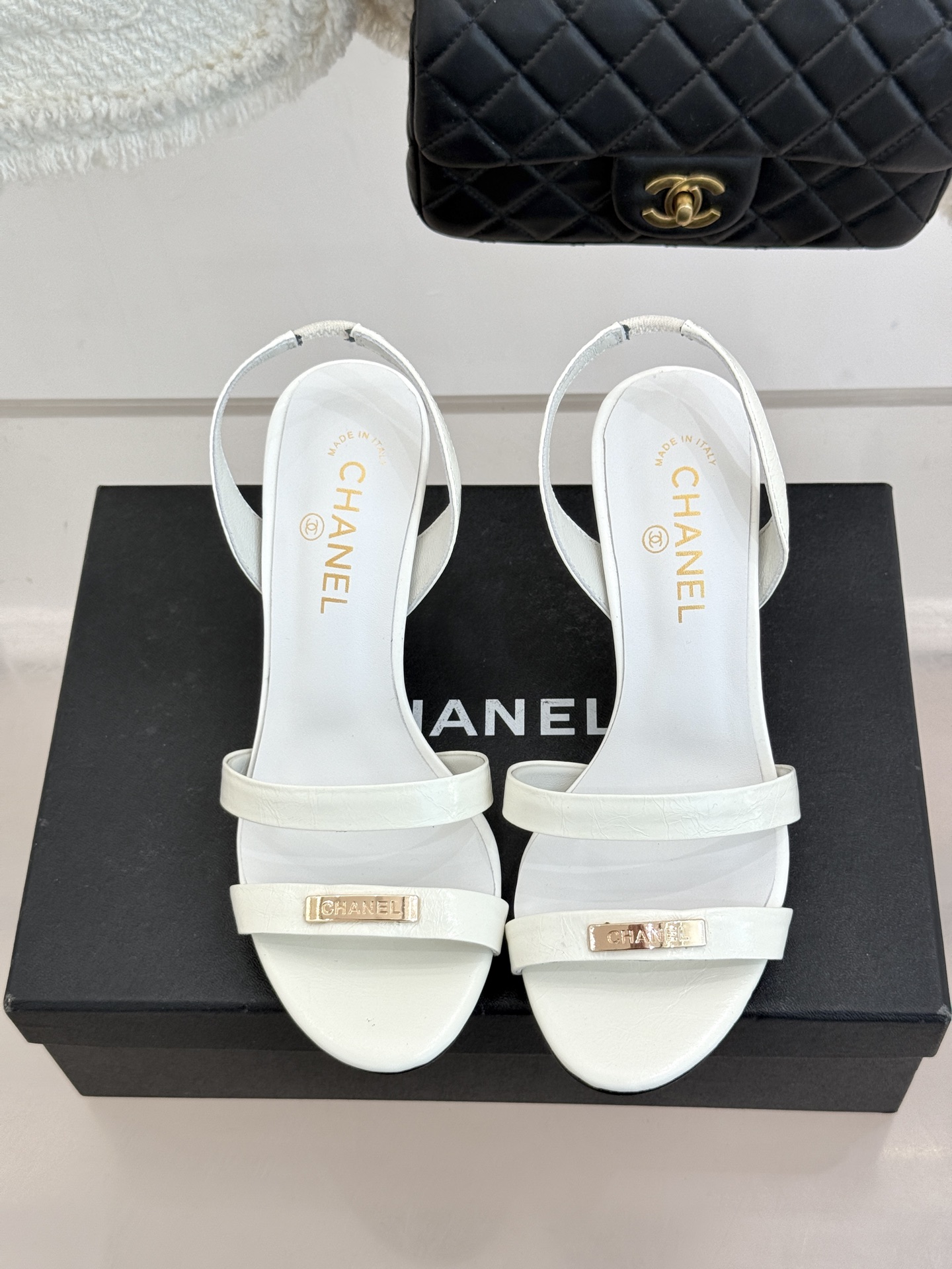 CHANE*｜小香经典金属双C细带高跟凉鞋以极简线条诠释法式经典。纤细系带勾勒脚踝柔美曲线标志性金属双C