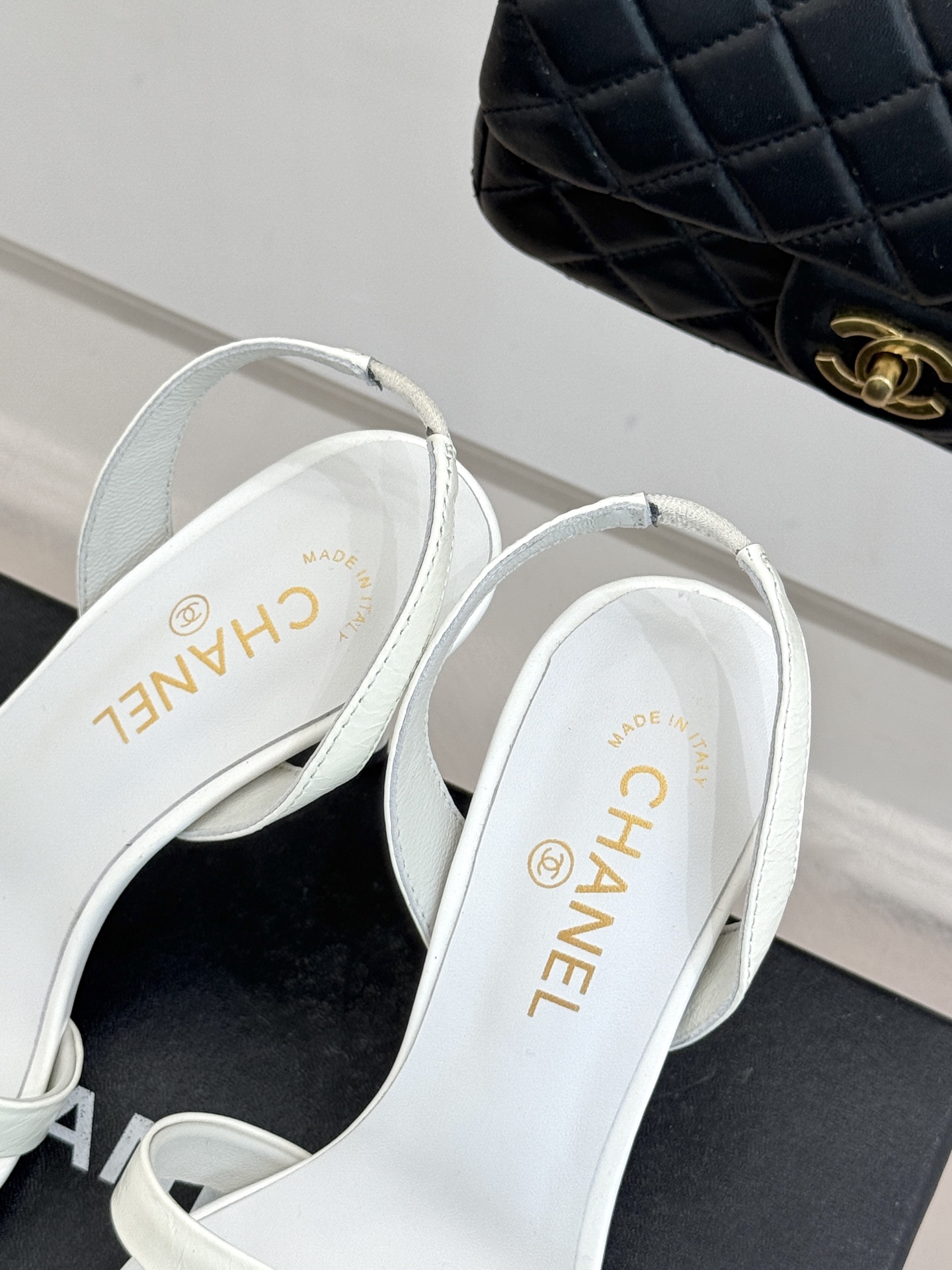 CHANE*｜小香经典金属双C细带高跟凉鞋以极简线条诠释法式经典。纤细系带勾勒脚踝柔美曲线标志性金属双C