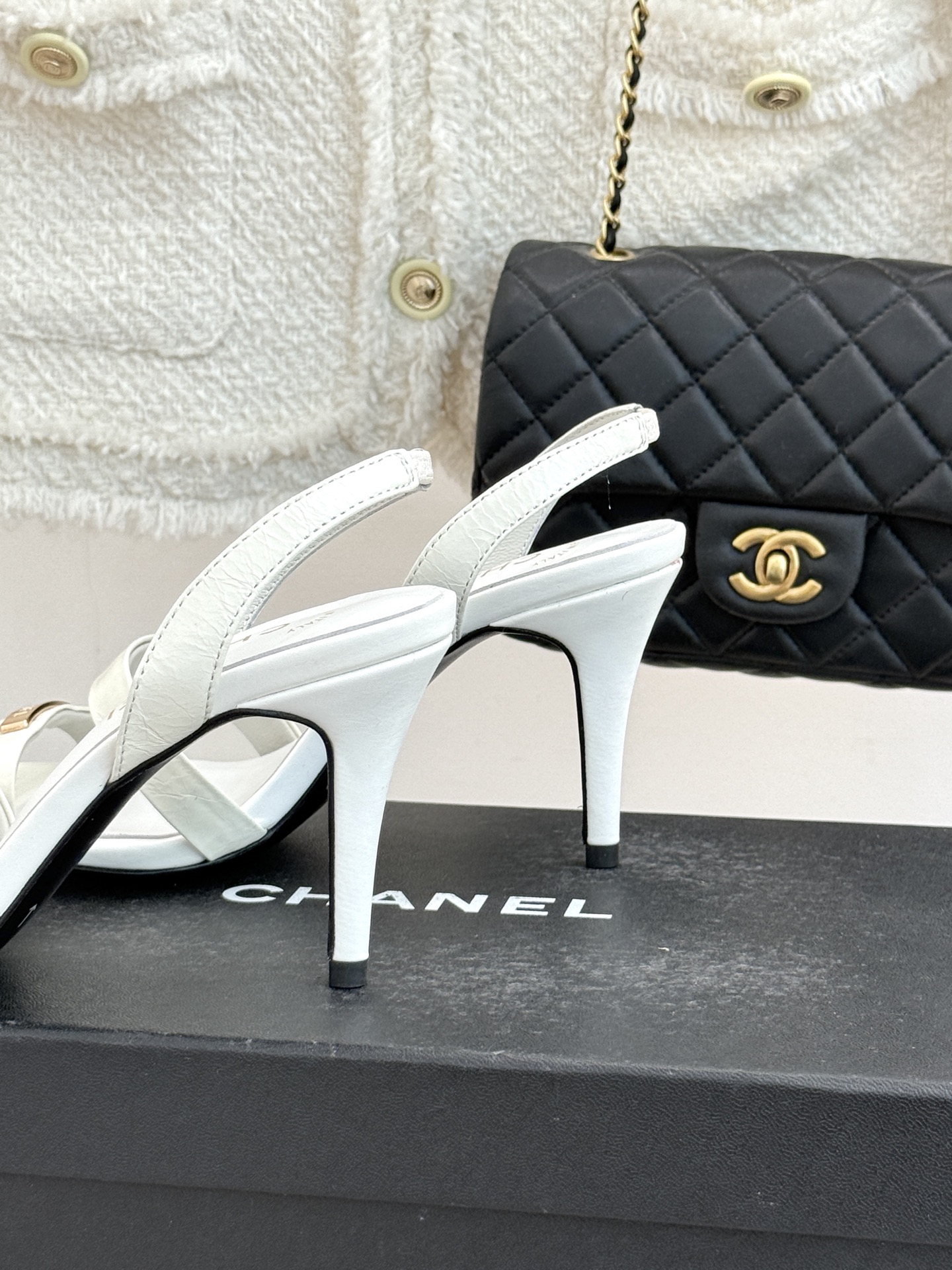 CHANE*｜小香经典金属双C细带高跟凉鞋以极简线条诠释法式经典。纤细系带勾勒脚踝柔美曲线标志性金属双C