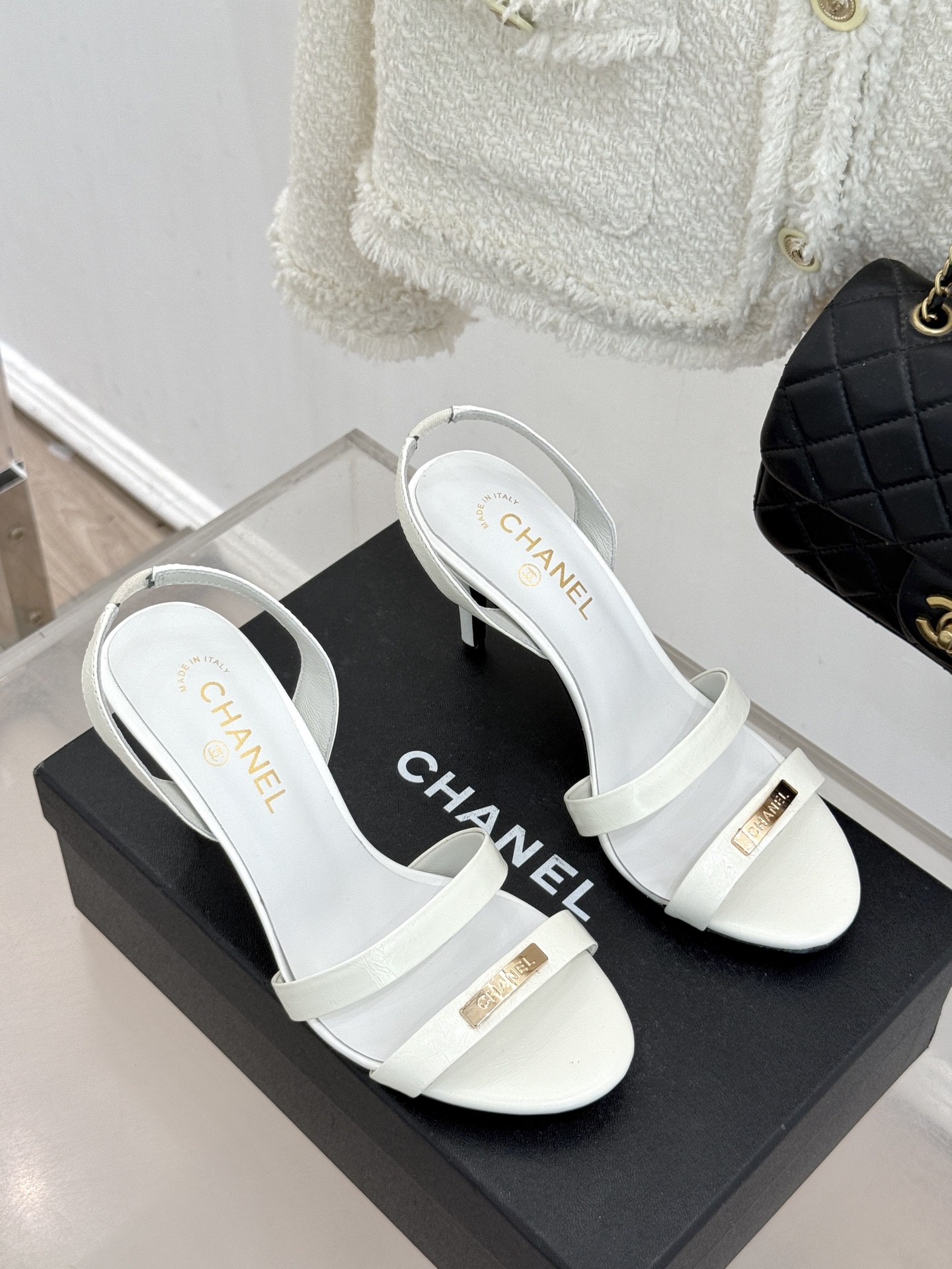 CHANE*｜小香经典金属双C细带高跟凉鞋以极简线条诠释法式经典。纤细系带勾勒脚踝柔美曲线标志性金属双C