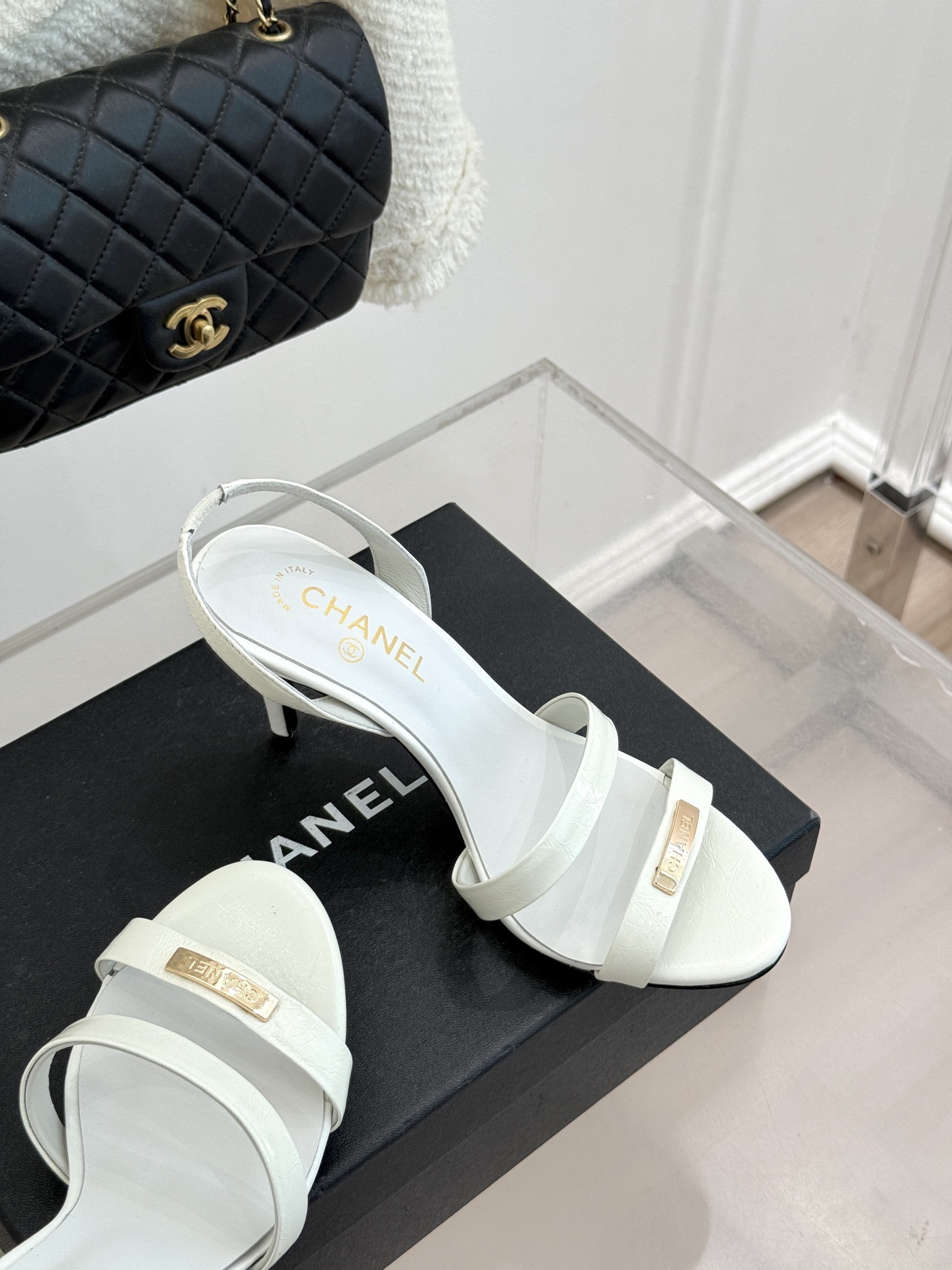 CHANE*｜小香经典金属双C细带高跟凉鞋以极简线条诠释法式经典。纤细系带勾勒脚踝柔美曲线标志性金属双C