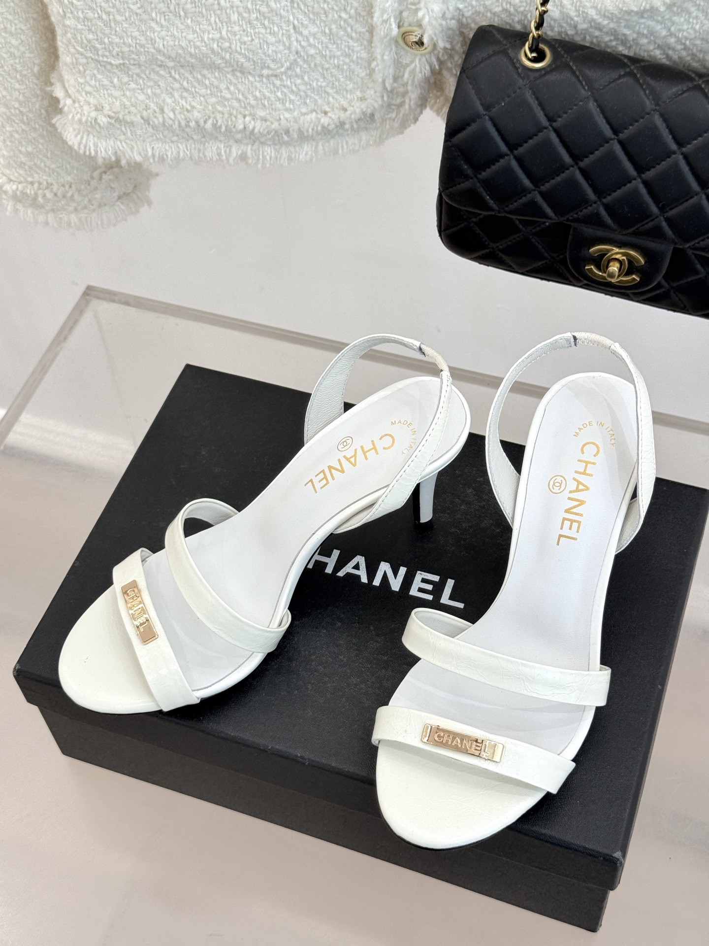 CHANE*｜小香经典金属双C细带高跟凉鞋以极简线条诠释法式经典。纤细系带勾勒脚踝柔美曲线标志性金属双C