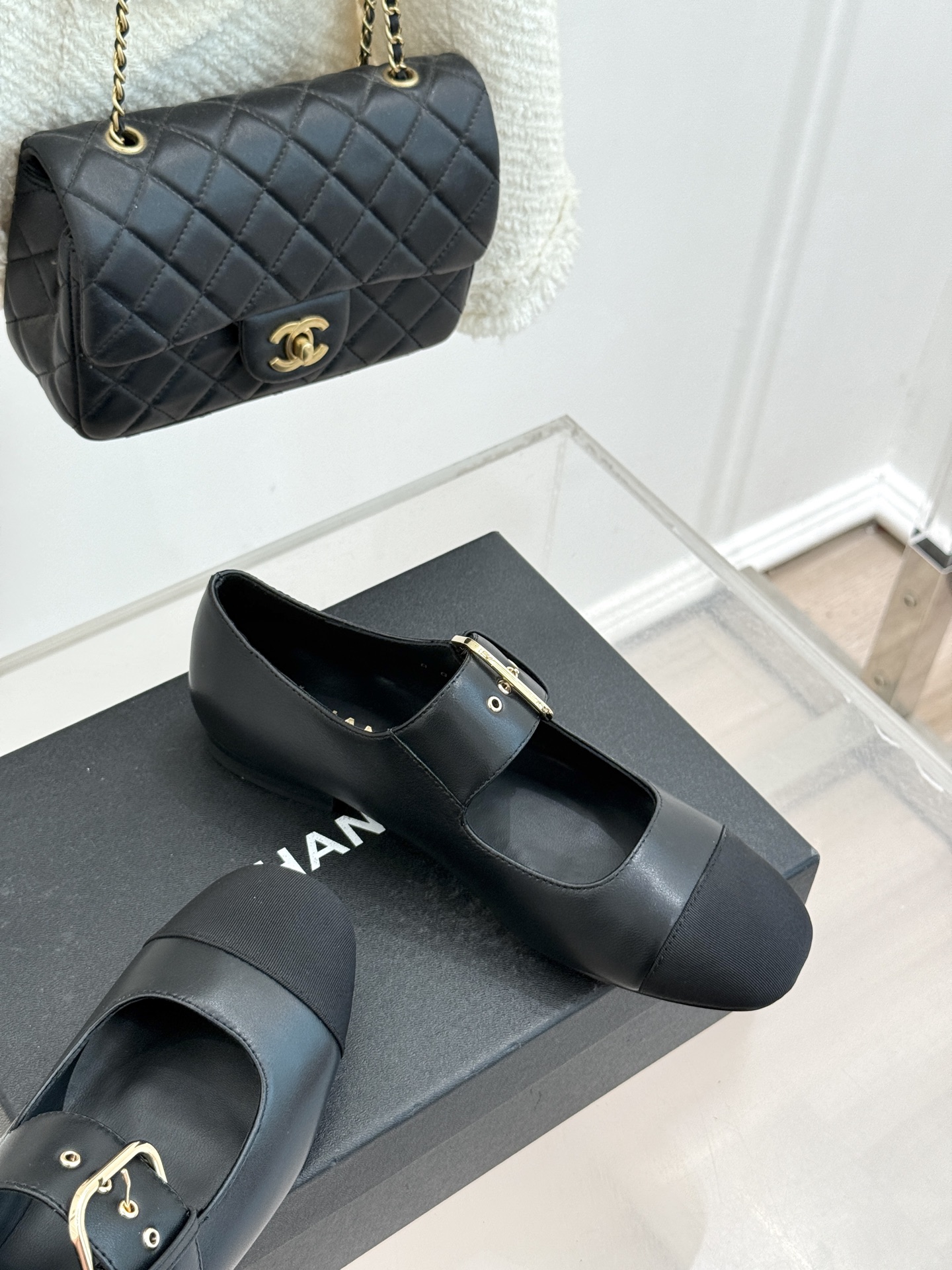 CHANE*｜小香 26P拼色皮带扣平底玛丽珍鞋小香26P早春焕新经典玛丽珍拼色设计碰撞出法式巧思利落高