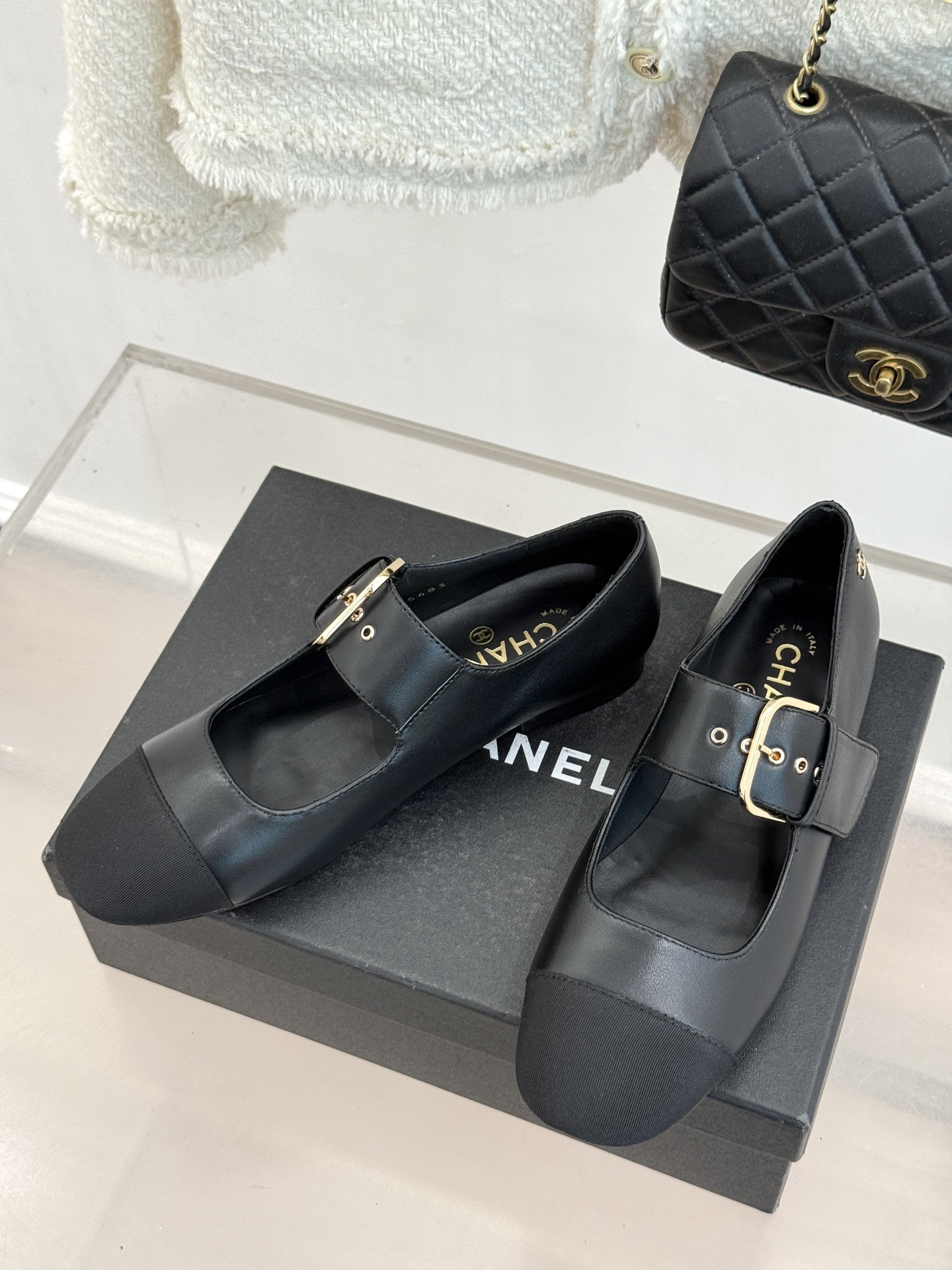 CHANE*｜小香 26P拼色皮带扣平底玛丽珍鞋小香26P早春焕新经典玛丽珍拼色设计碰撞出法式巧思利落高