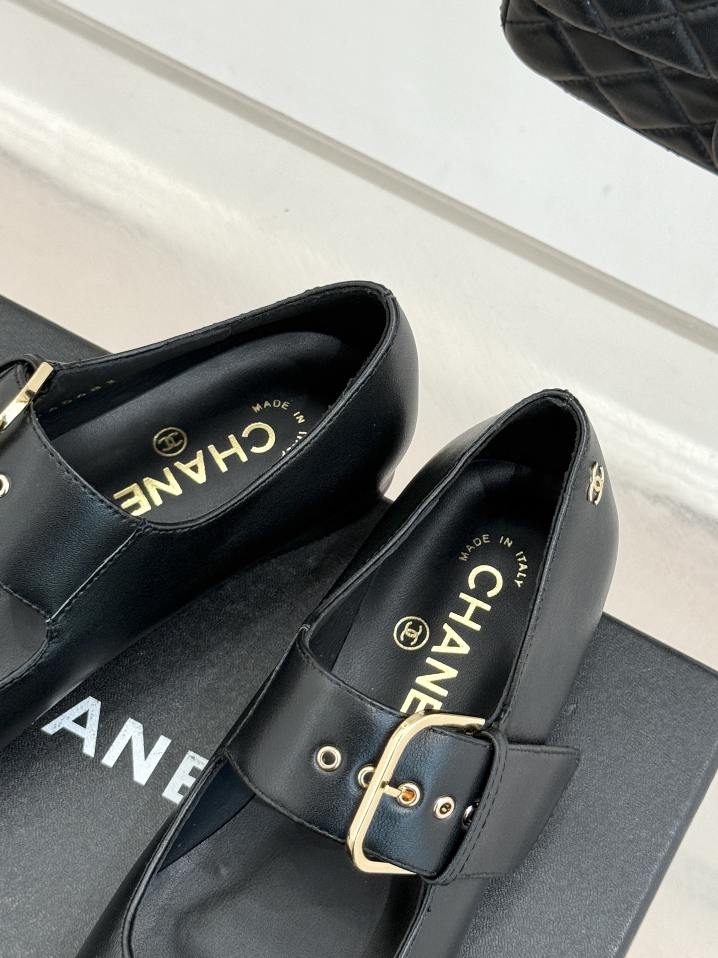 CHANE*｜小香 26P拼色皮带扣平底玛丽珍鞋小香26P早春焕新经典玛丽珍拼色设计碰撞出法式巧思利落高