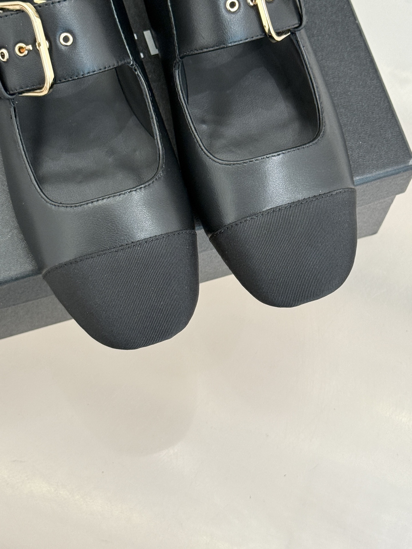 CHANE*｜小香 26P拼色皮带扣平底玛丽珍鞋小香26P早春焕新经典玛丽珍拼色设计碰撞出法式巧思利落高