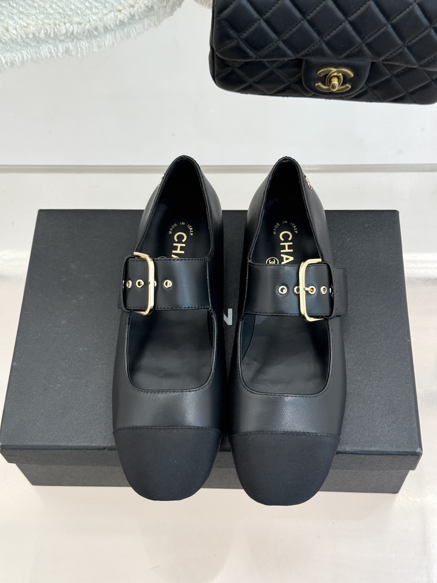 CHANE*｜小香 26P拼色皮带扣平底玛丽珍鞋小香26P早春焕新经典玛丽珍拼色设计碰撞出法式巧思利落高