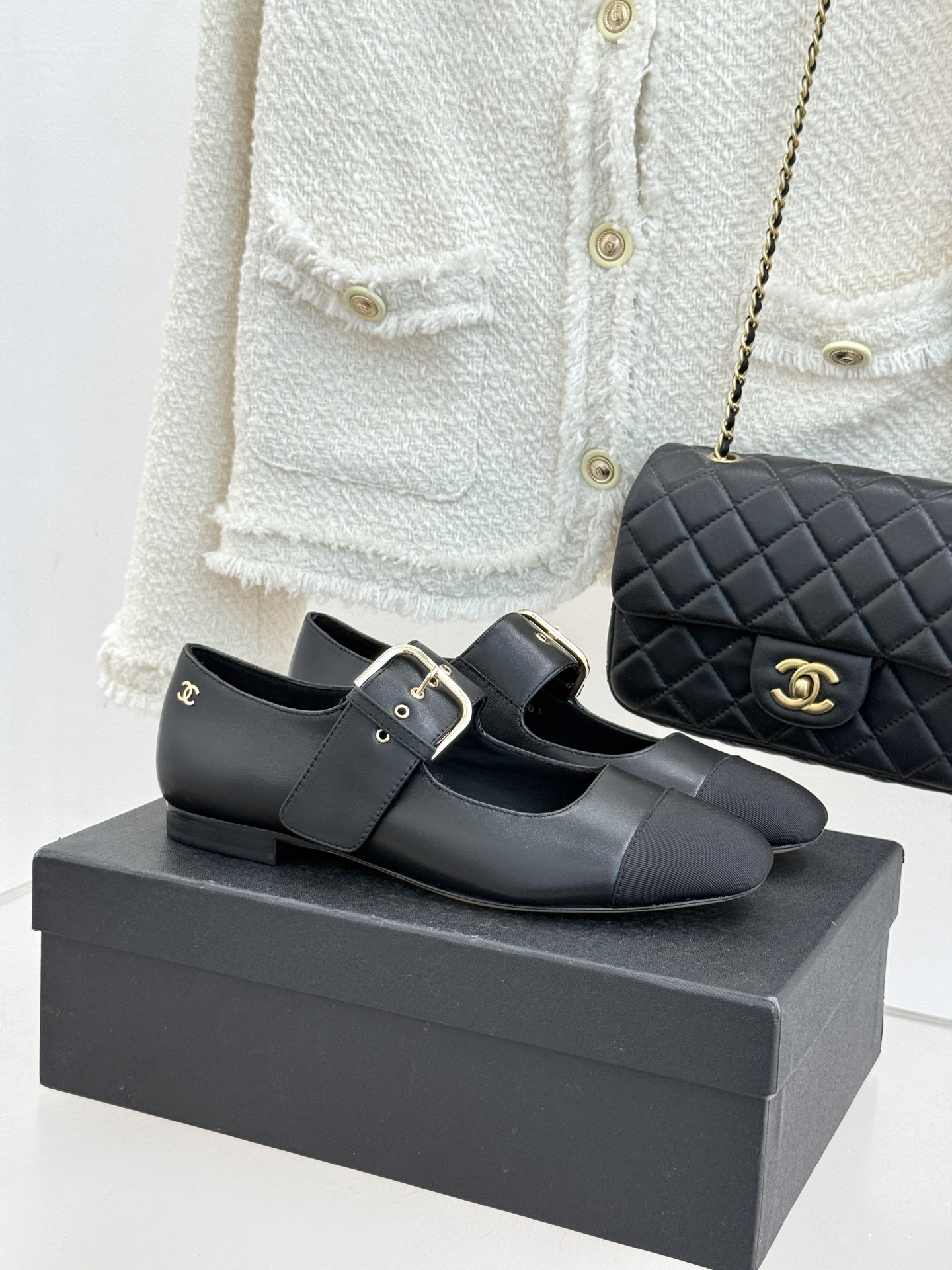 CHANE*｜小香 26P拼色皮带扣平底玛丽珍鞋小香26P早春焕新经典玛丽珍拼色设计碰撞出法式巧思利落高