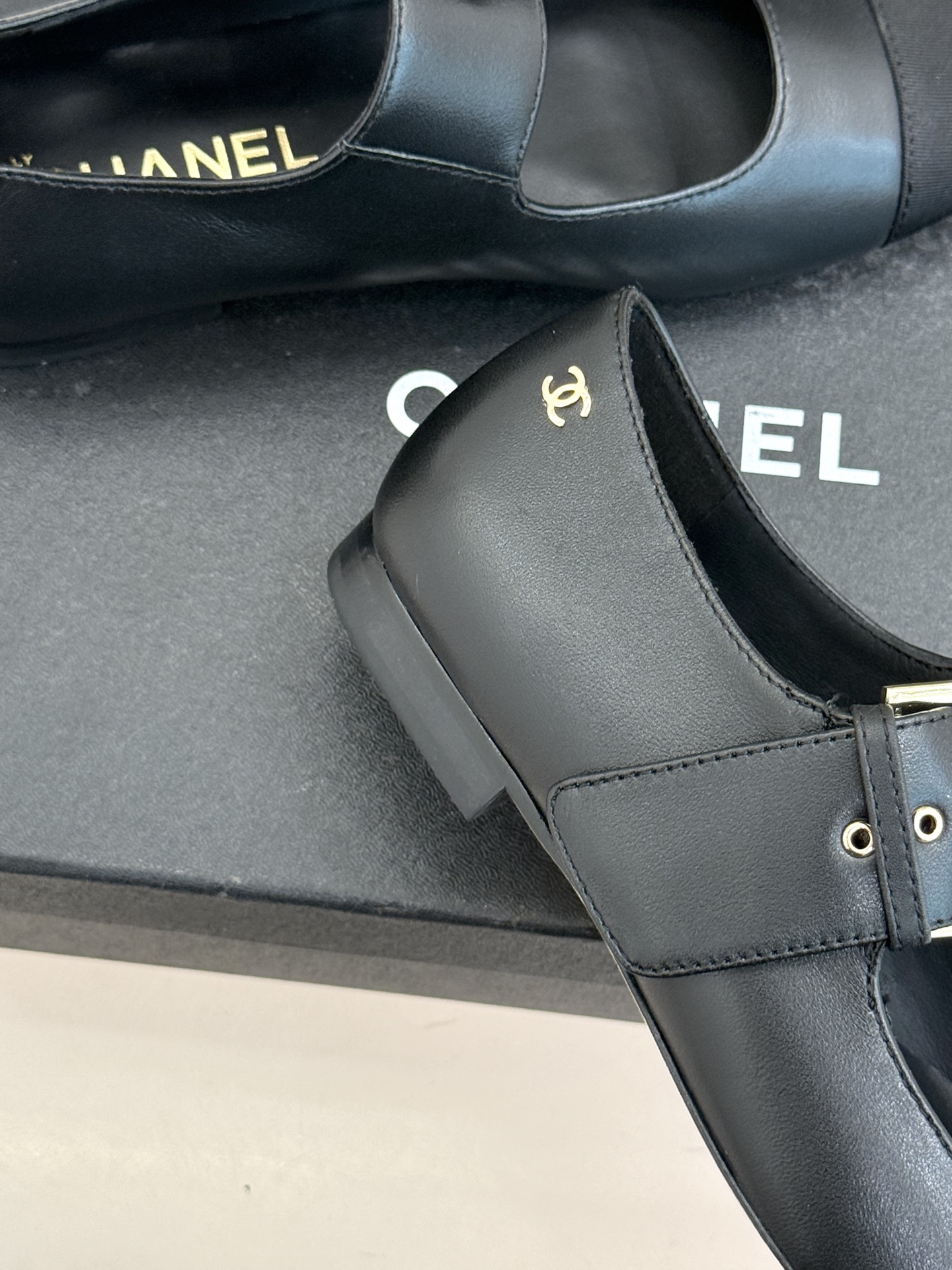 CHANE*｜小香 26P拼色皮带扣平底玛丽珍鞋小香26P早春焕新经典玛丽珍拼色设计碰撞出法式巧思利落高