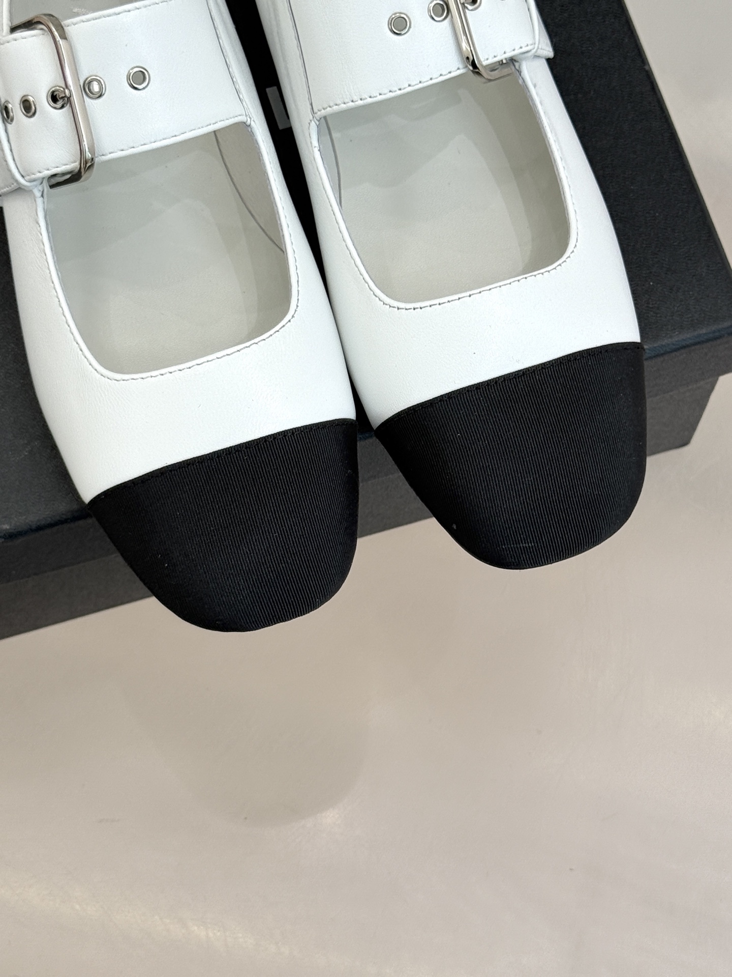 CHANE*｜小香 26P拼色皮带扣平底玛丽珍鞋小香26P早春焕新经典玛丽珍拼色设计碰撞出法式巧思利落高