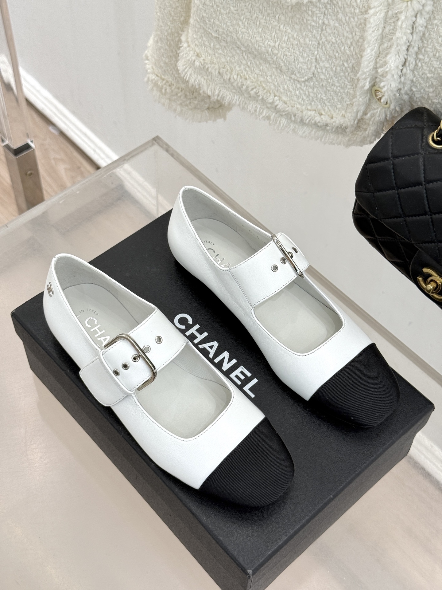 CHANE*｜小香 26P拼色皮带扣平底玛丽珍鞋小香26P早春焕新经典玛丽珍拼色设计碰撞出法式巧思利落高