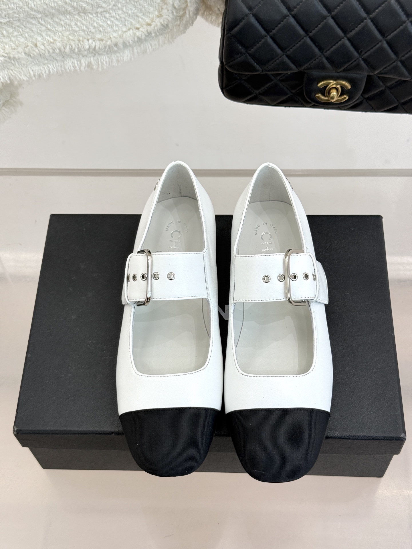 CHANE*｜小香 26P拼色皮带扣平底玛丽珍鞋小香26P早春焕新经典玛丽珍拼色设计碰撞出法式巧思利落高