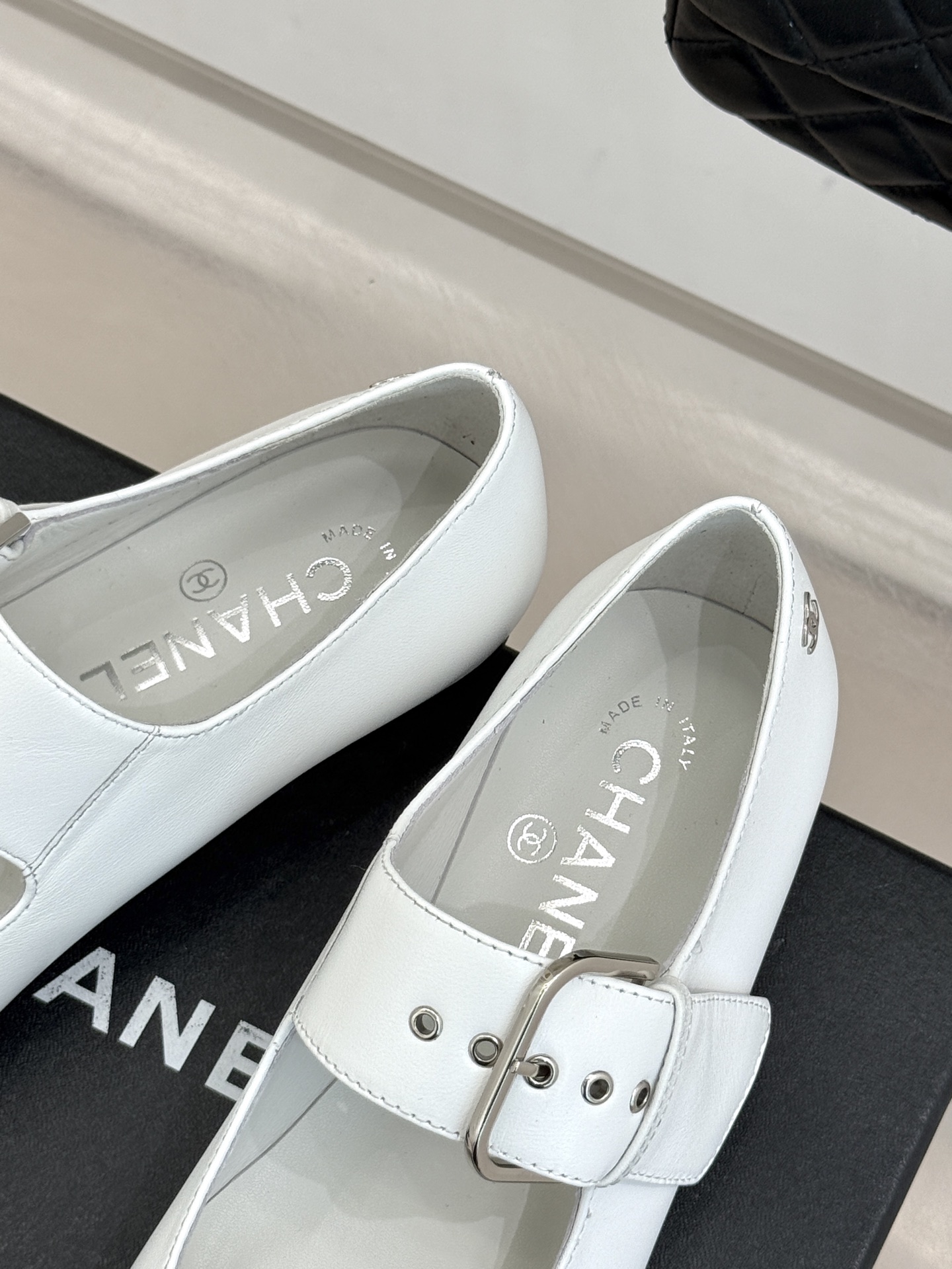 CHANE*｜小香 26P拼色皮带扣平底玛丽珍鞋小香26P早春焕新经典玛丽珍拼色设计碰撞出法式巧思利落高