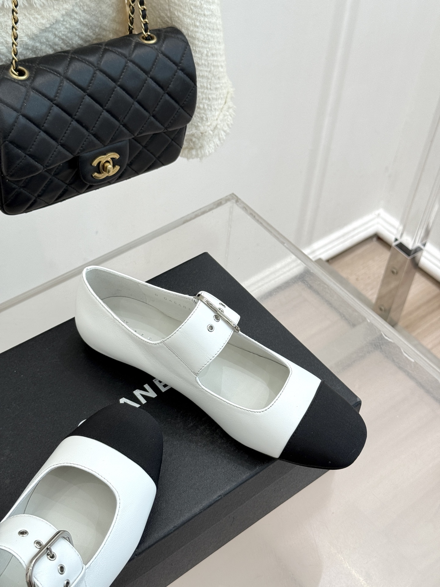 CHANE*｜小香 26P拼色皮带扣平底玛丽珍鞋小香26P早春焕新经典玛丽珍拼色设计碰撞出法式巧思利落高