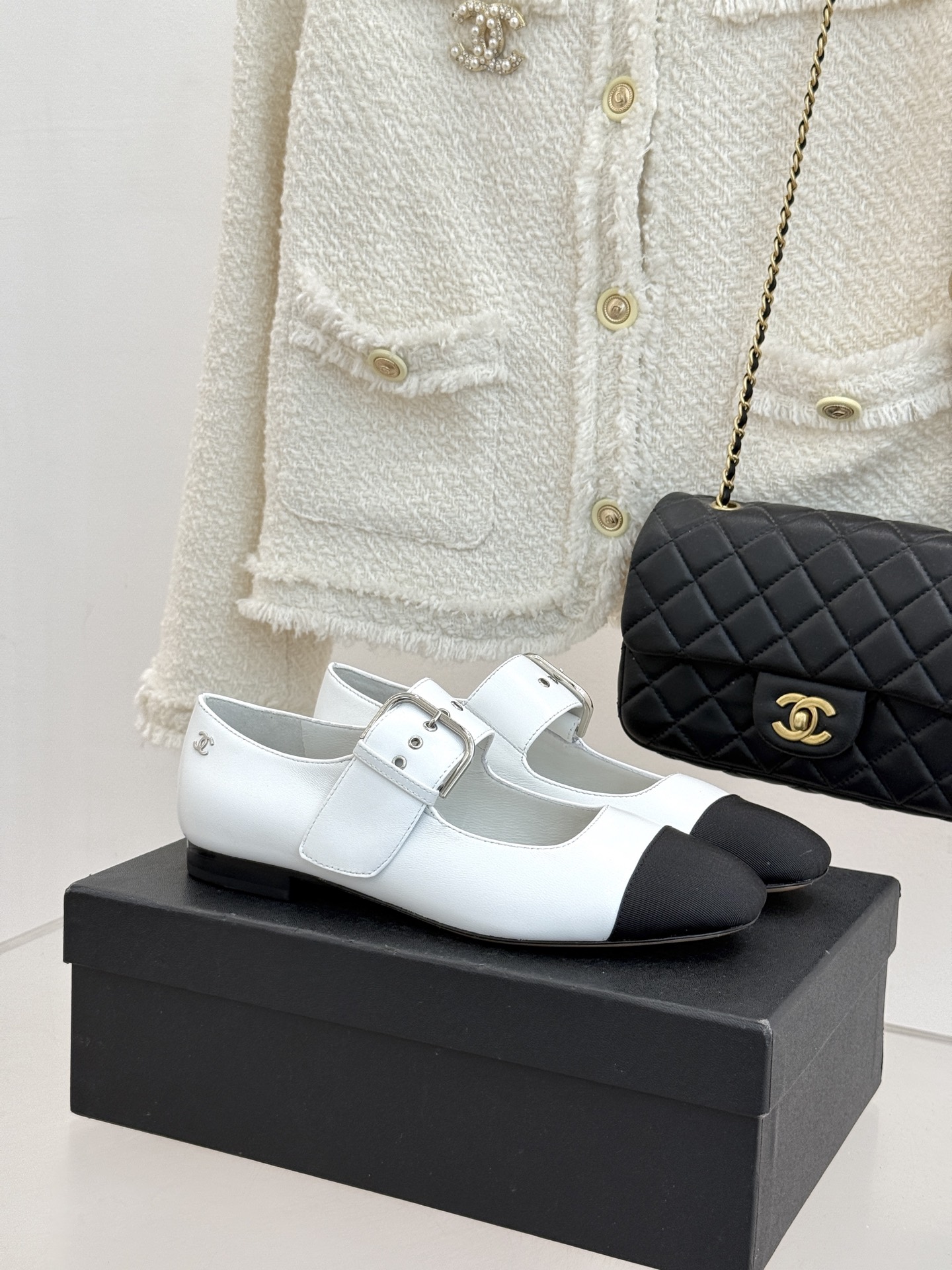 CHANE*｜小香 26P拼色皮带扣平底玛丽珍鞋小香26P早春焕新经典玛丽珍拼色设计碰撞出法式巧思利落高