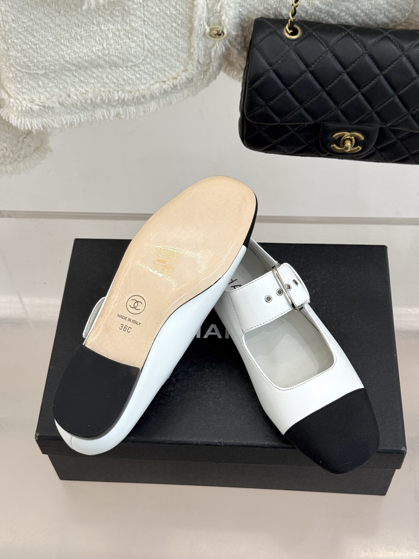 CHANE*｜小香 26P拼色皮带扣平底玛丽珍鞋小香26P早春焕新经典玛丽珍拼色设计碰撞出法式巧思利落高