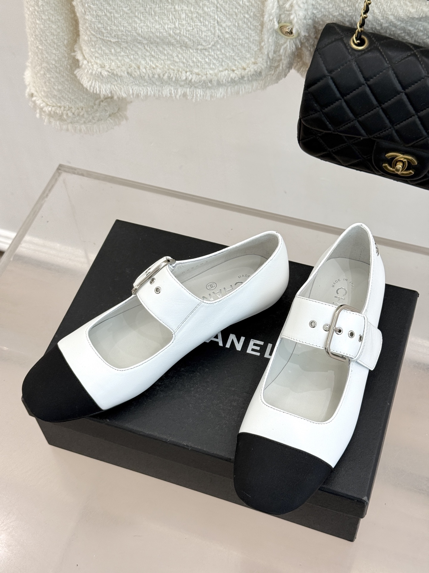 CHANE*｜小香 26P拼色皮带扣平底玛丽珍鞋小香26P早春焕新经典玛丽珍拼色设计碰撞出法式巧思利落高