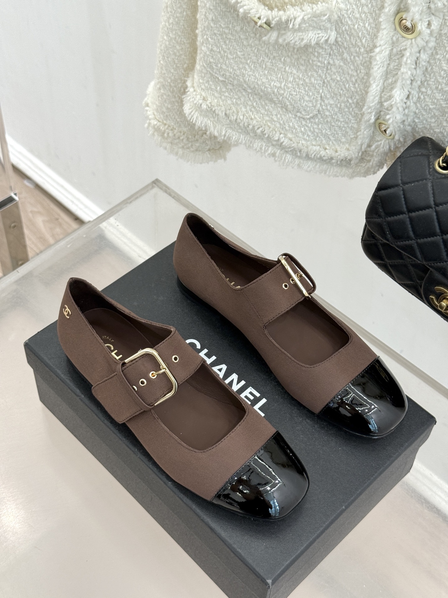 CHANE*｜小香 26P拼色皮带扣平底玛丽珍鞋小香26P早春焕新经典玛丽珍拼色设计碰撞出法式巧思利落高