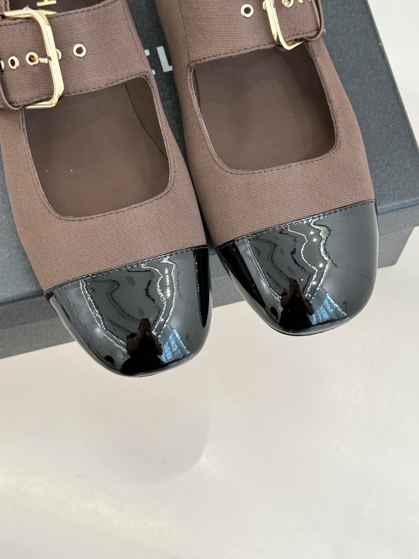 CHANE*｜小香 26P拼色皮带扣平底玛丽珍鞋小香26P早春焕新经典玛丽珍拼色设计碰撞出法式巧思利落高