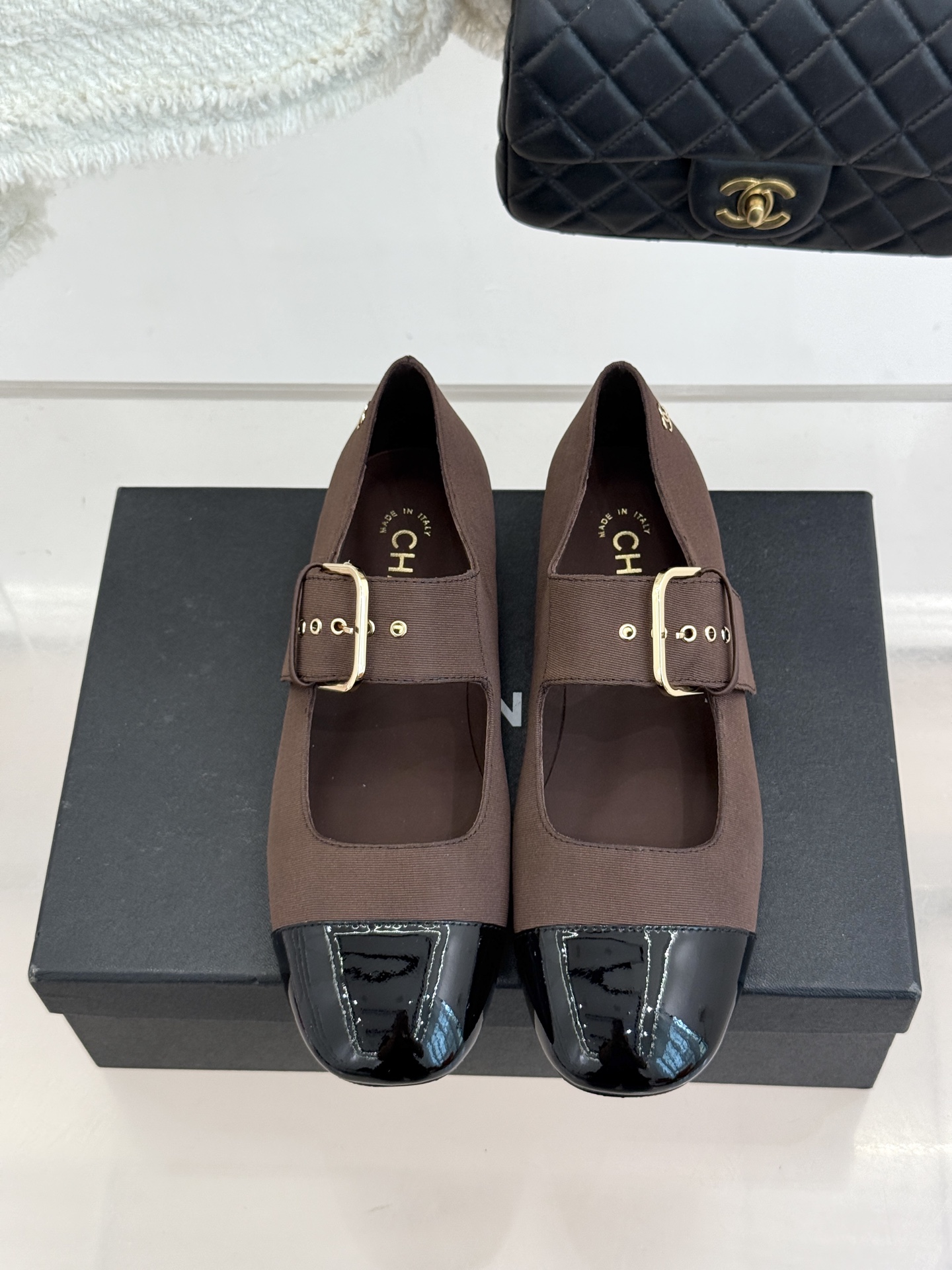 CHANE*｜小香 26P拼色皮带扣平底玛丽珍鞋小香26P早春焕新经典玛丽珍拼色设计碰撞出法式巧思利落高