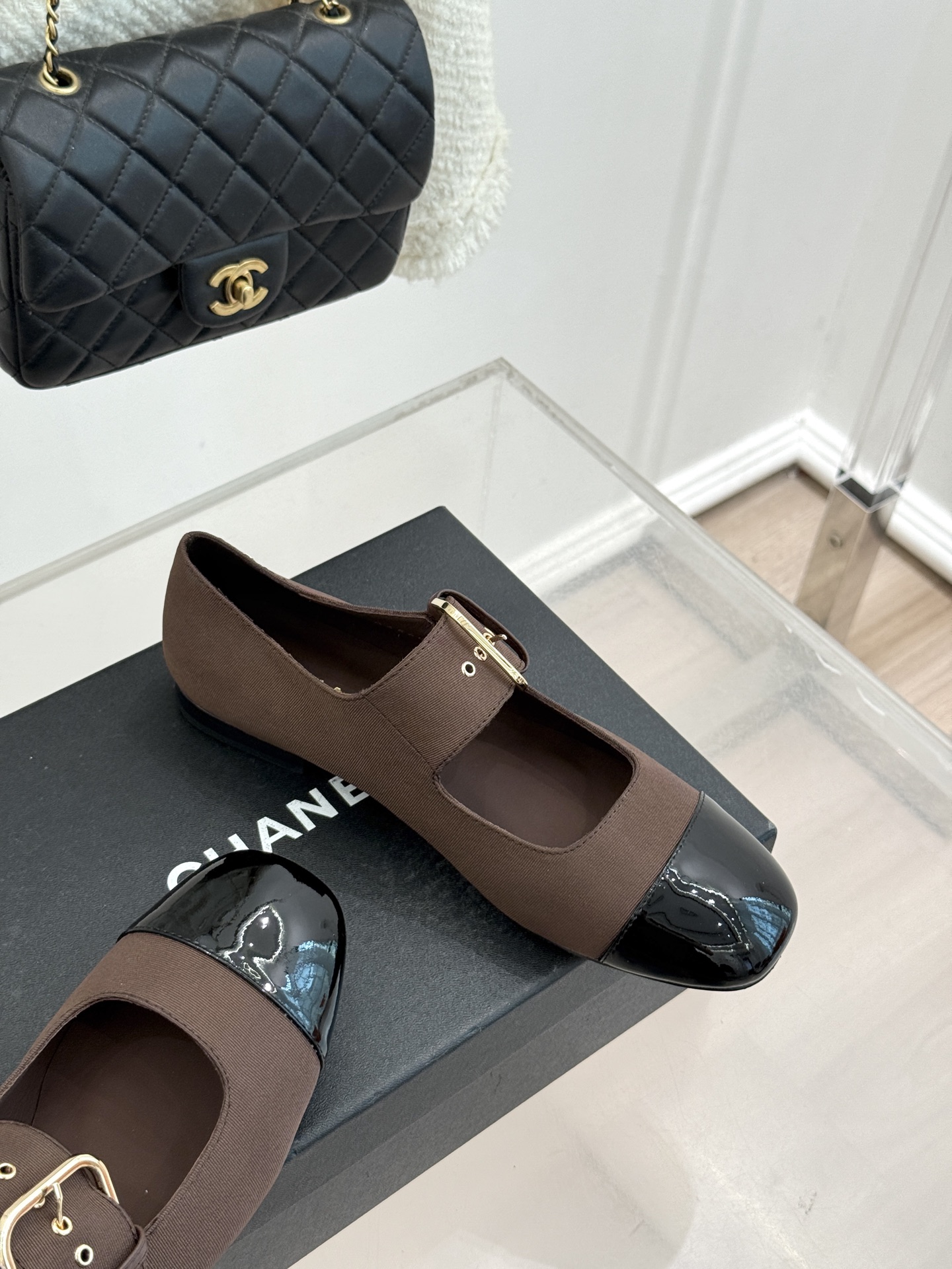 CHANE*｜小香 26P拼色皮带扣平底玛丽珍鞋小香26P早春焕新经典玛丽珍拼色设计碰撞出法式巧思利落高