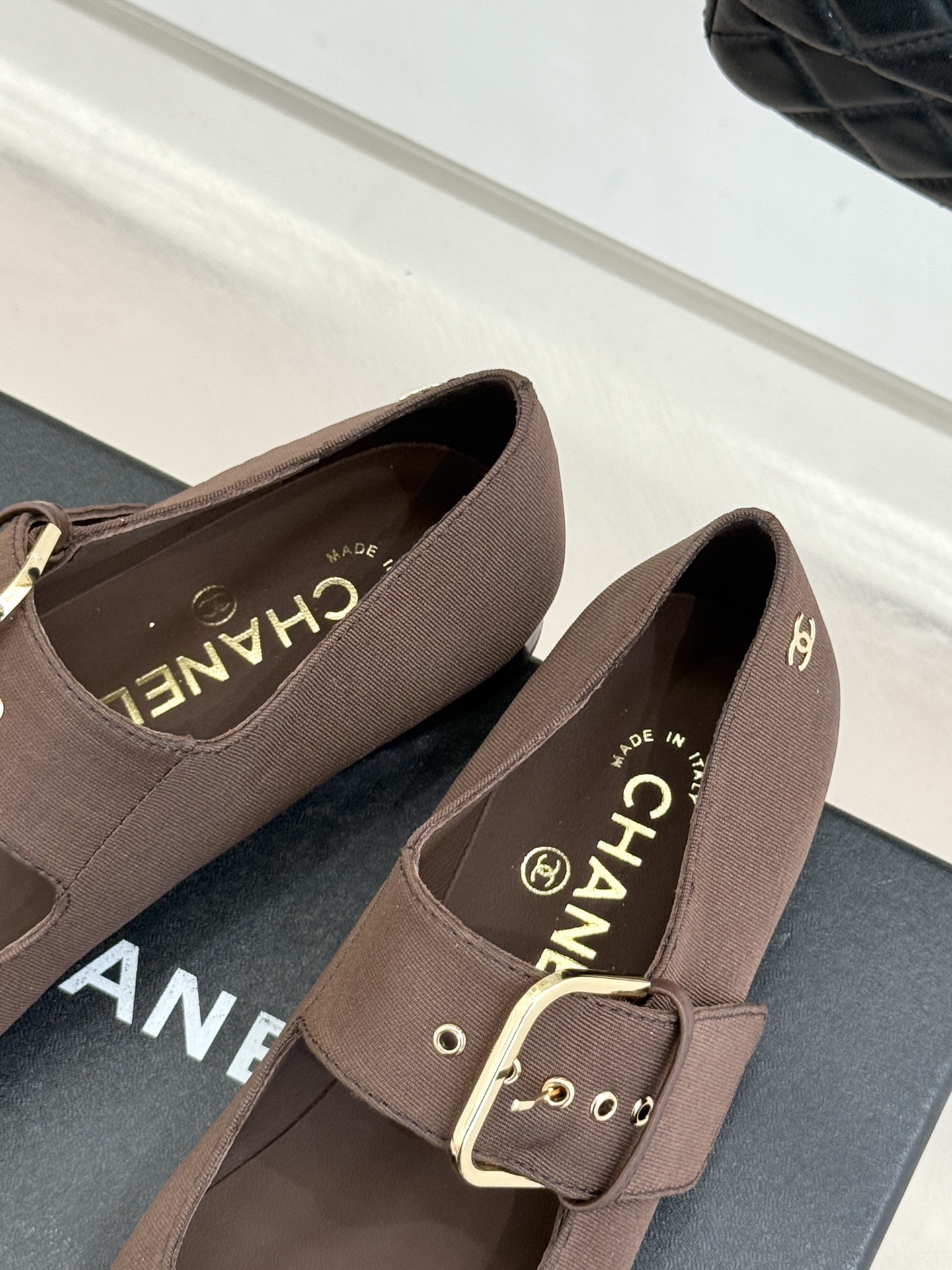 CHANE*｜小香 26P拼色皮带扣平底玛丽珍鞋小香26P早春焕新经典玛丽珍拼色设计碰撞出法式巧思利落高