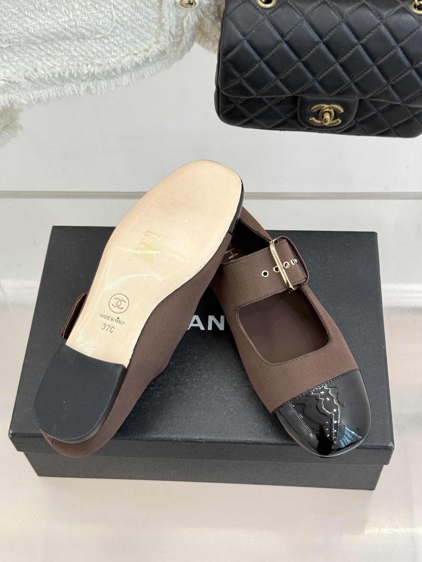 CHANE*｜小香 26P拼色皮带扣平底玛丽珍鞋小香26P早春焕新经典玛丽珍拼色设计碰撞出法式巧思利落高