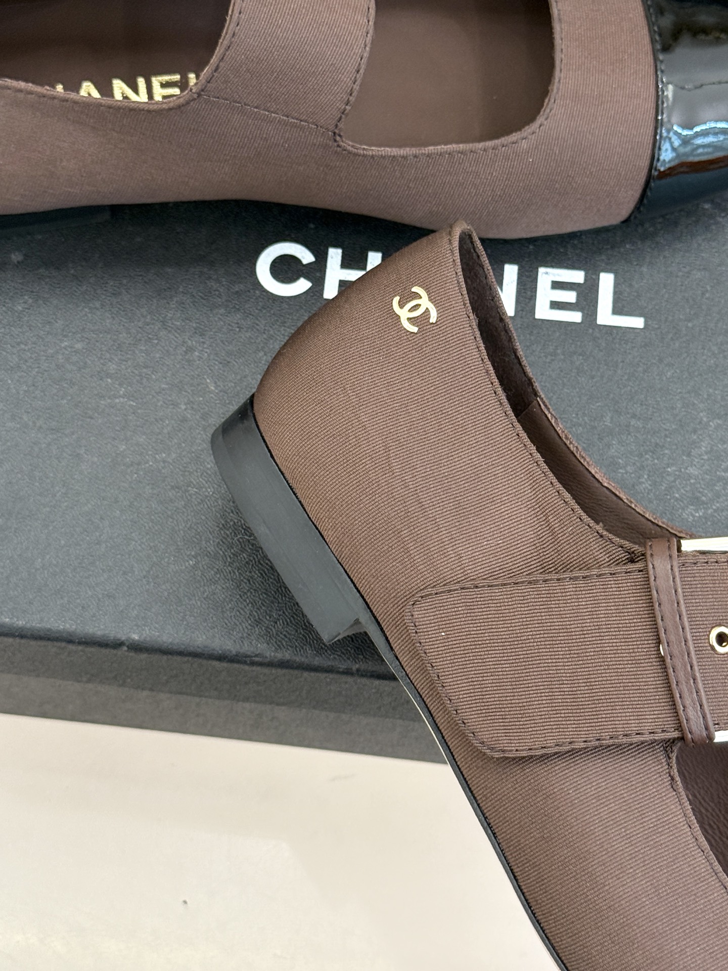 CHANE*｜小香 26P拼色皮带扣平底玛丽珍鞋小香26P早春焕新经典玛丽珍拼色设计碰撞出法式巧思利落高
