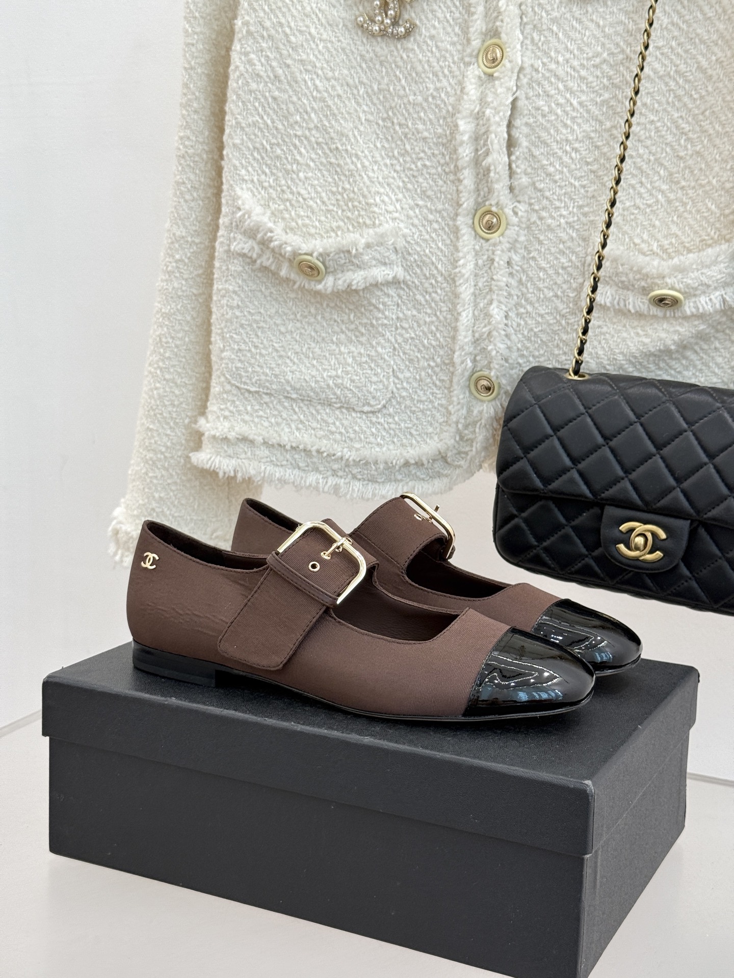 CHANE*｜小香 26P拼色皮带扣平底玛丽珍鞋小香26P早春焕新经典玛丽珍拼色设计碰撞出法式巧思利落高